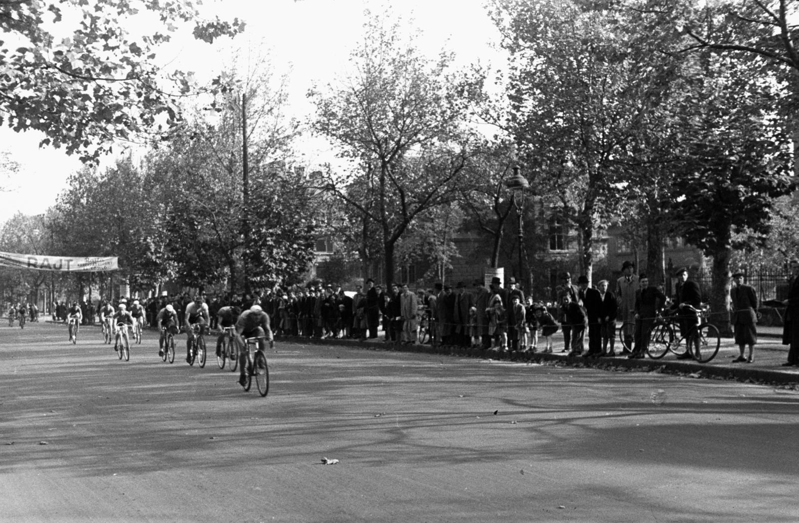 Hungary, Budapest VI., Andrássy út, háztömbkörüli kerékpárverseny., 1948, Chuckyeager tumblr, Budapest, bicycle race, racing bicycle, Fortepan #142739