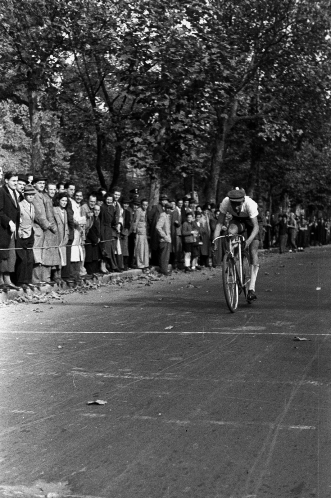 Hungary, Budapest VI., Andrássy út, háztömbkörüli kerékpárverseny., 1948, Chuckyeager tumblr, Budapest, bicycle race, racing bicycle, audience, Fortepan #142741