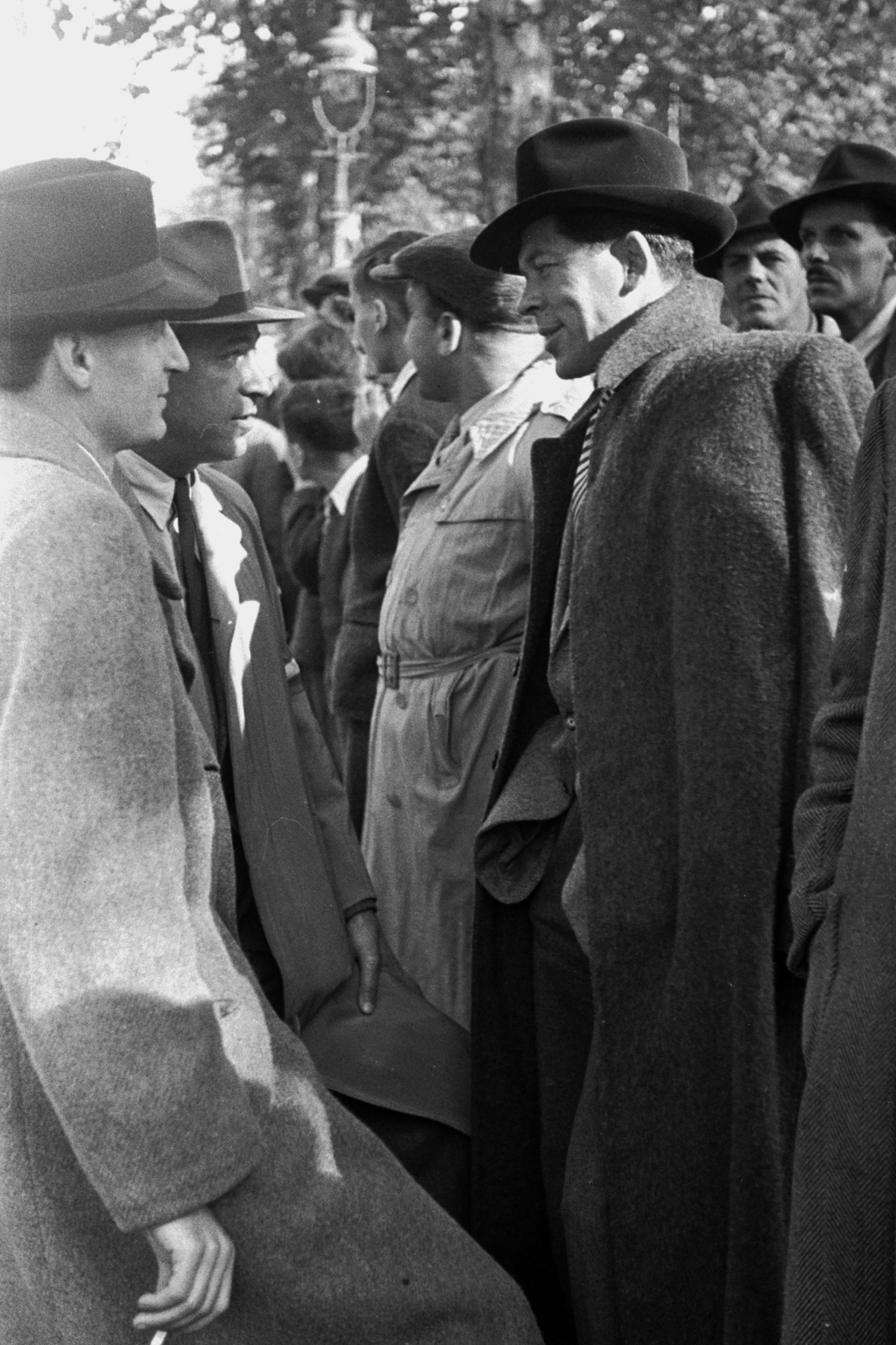 Hungary, Budapest VI., Andrássy út, háztömbkörüli kerékpárverseny közönsége, vállra vetett kabátban Marosán György., 1948, Chuckyeager tumblr, Budapest, hat, celebrity, Fortepan #142742