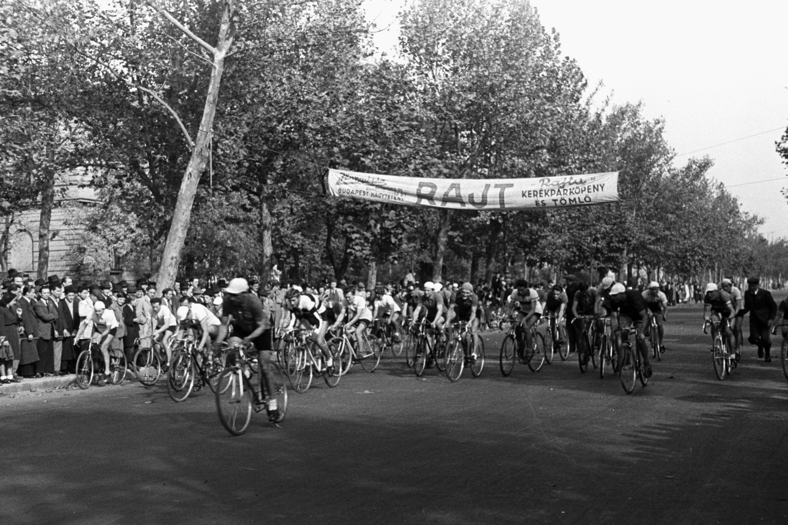 Hungary, Budapest VI., Andrássy út, a háztömbkörüli kerékpárverseny rajtja., 1948, Chuckyeager tumblr, Budapest, bicycle race, racing bicycle, Fortepan #142745
