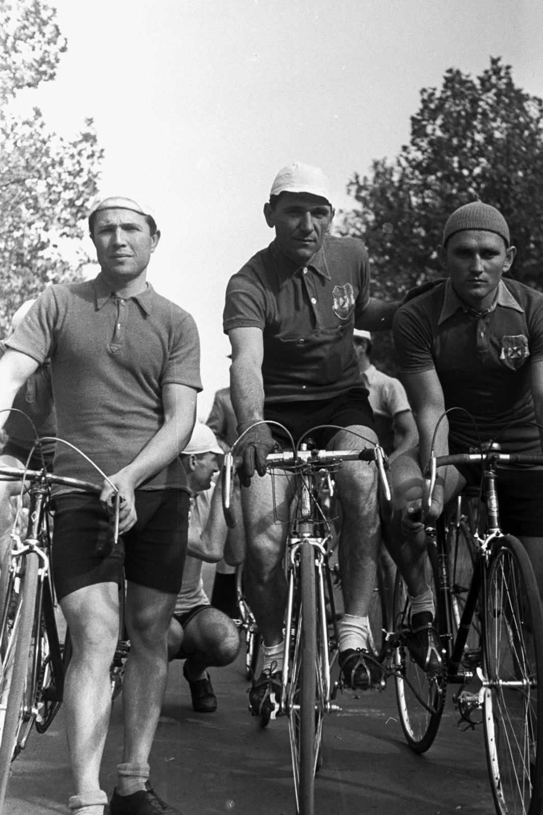 Hungary, Budapest VI., Andrássy út, háztömbkörüli kerékpárverseny résztvevői., 1948, Chuckyeager tumblr, Budapest, bicycle race, racing bicycle, sport jersey, Fortepan #142746