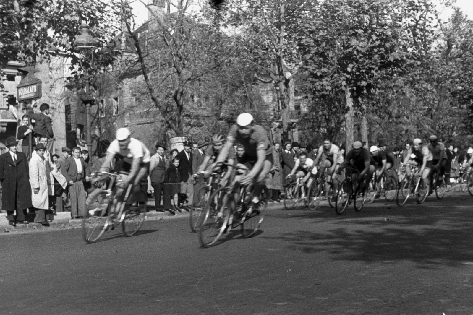 Hungary, Budapest VI., Andrássy út, a háztömbkörüli kerékpárverseny résztvevői a Hősök tere felől érkezve befordulnak a Bajza utcába., 1948, Chuckyeager tumblr, Budapest, bicycle race, racing bicycle, clever, Fortepan #142748