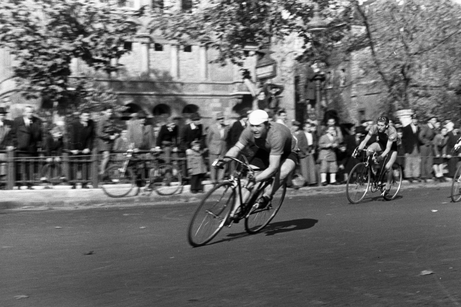Hungary, Budapest VI., Andrássy út, háttérben a 104. számú épület. A háztömbkörüli kerékpárverseny résztvevői a Hősök tere felől érkezve befordulnak a Bajza utcába., 1948, Chuckyeager tumblr, Budapest, bicycle race, racing bicycle, Fortepan #142749