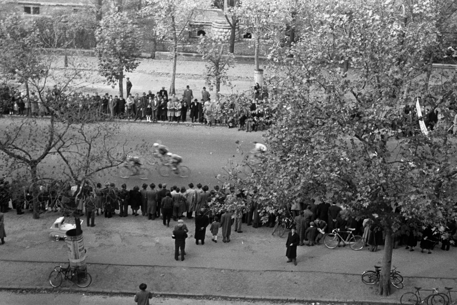 Hungary, Budapest VI., Andrássy út, háztömbkörüli kerékpárverseny., 1948, Chuckyeager tumblr, Budapest, bicycle race, gaping, Fortepan #142752