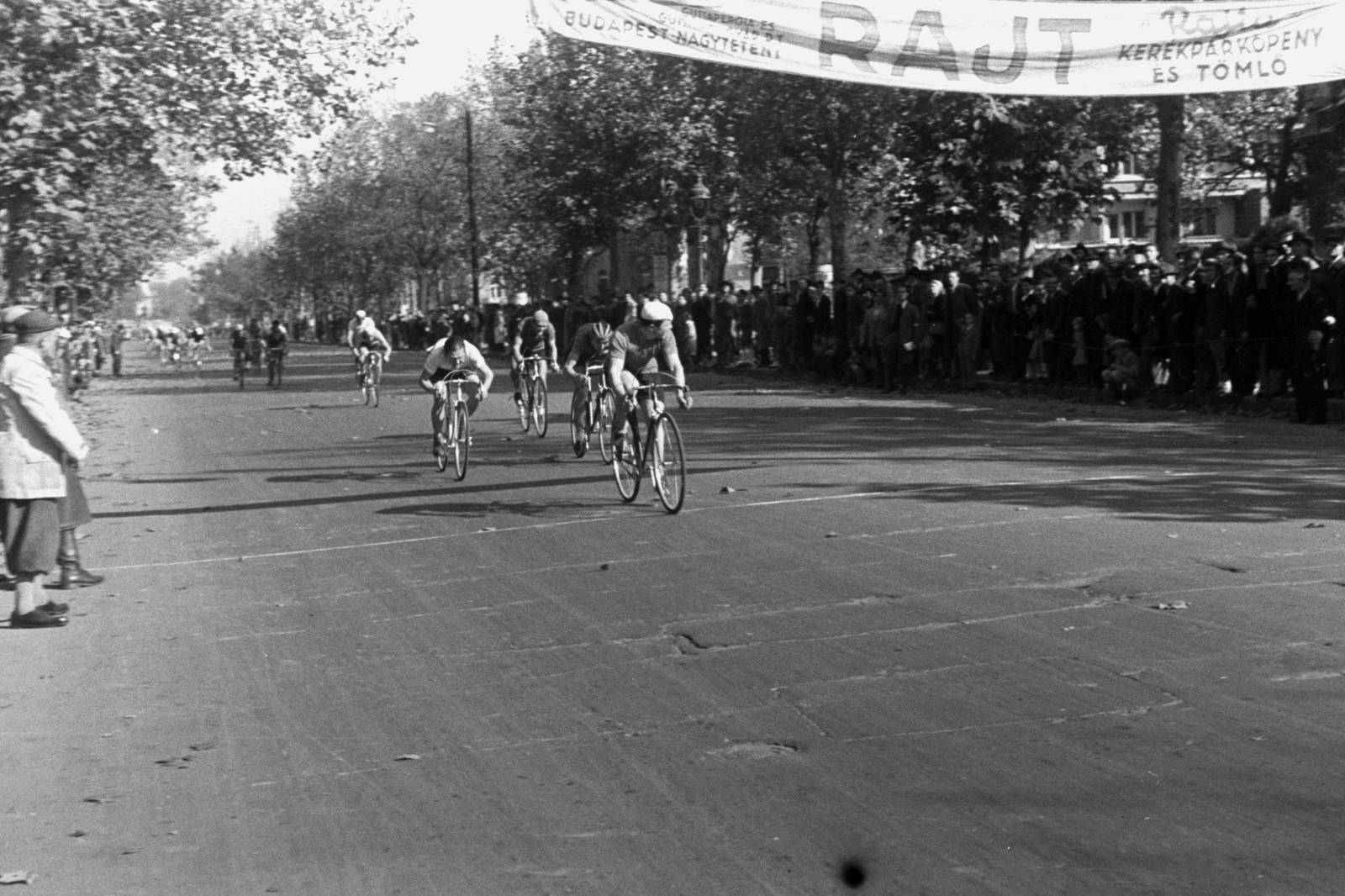 Hungary, Budapest VI., Andrássy út, háztömbkörüli kerékpárverseny befutója., 1948, Chuckyeager tumblr, Budapest, bicycle race, racing bicycle, Fortepan #142754