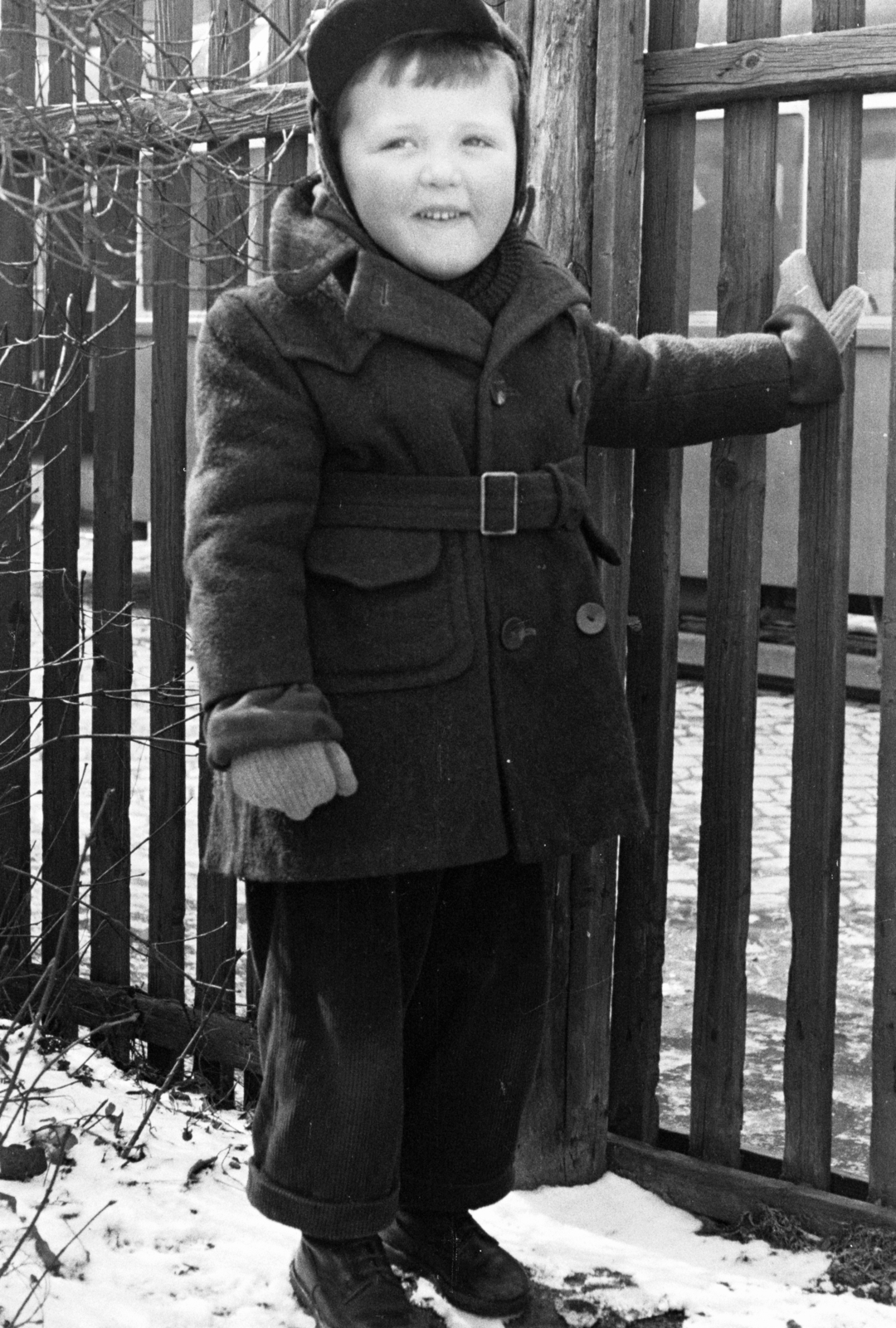 Hungary, Budapest IV., az István (Bajcsy-Zsilinszky) út 35. számú ház kertje (később tér és parkoló van a helyén)., 1951, Chuckyeager tumblr, fence, Budapest, kid, lath fence, winter, Fortepan #142758