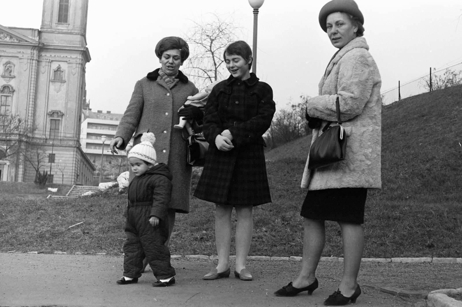 Magyarország, Budapest XI., park a Feneketlen-tó mellett, balra a Szent Imre-templom., 1965, Chuckyeager tumblr, Budapest, Fortepan #142804