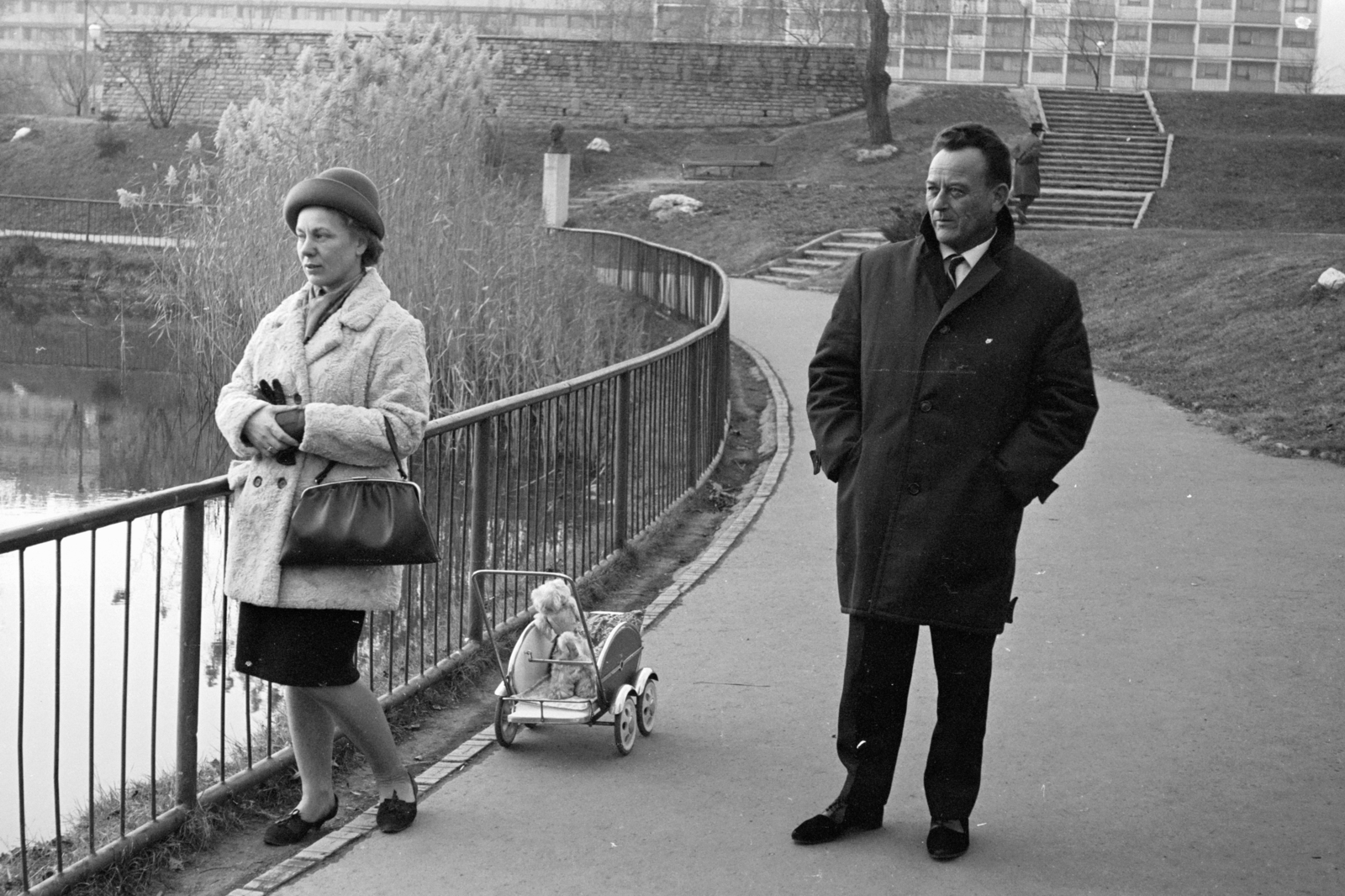 Magyarország, Budapest XI., park a Feneketlen-tó mellett, jobbra a háttérben a Tas vezér utca - Villányi út sarkán álló lakóház., 1965, Chuckyeager tumblr, Budapest, Fortepan #142805