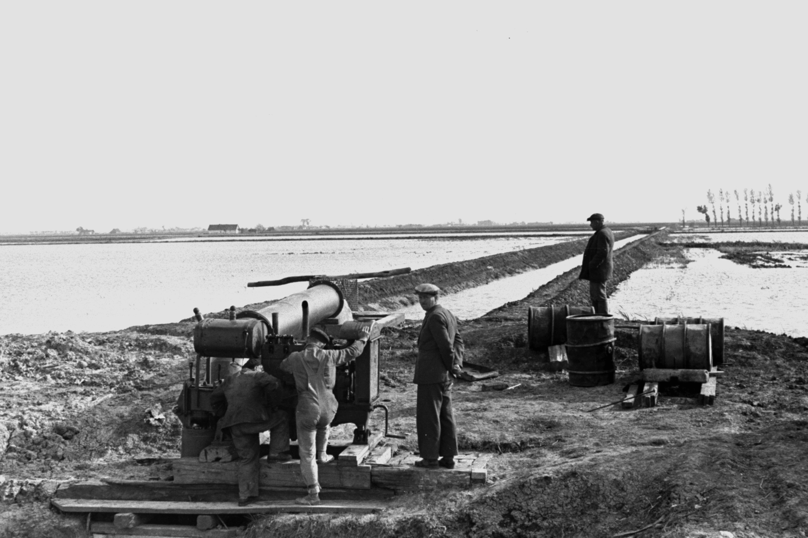 1955, Chuckyeager tumblr, barrel, beret, crank, canal, pump, Fortepan #142838