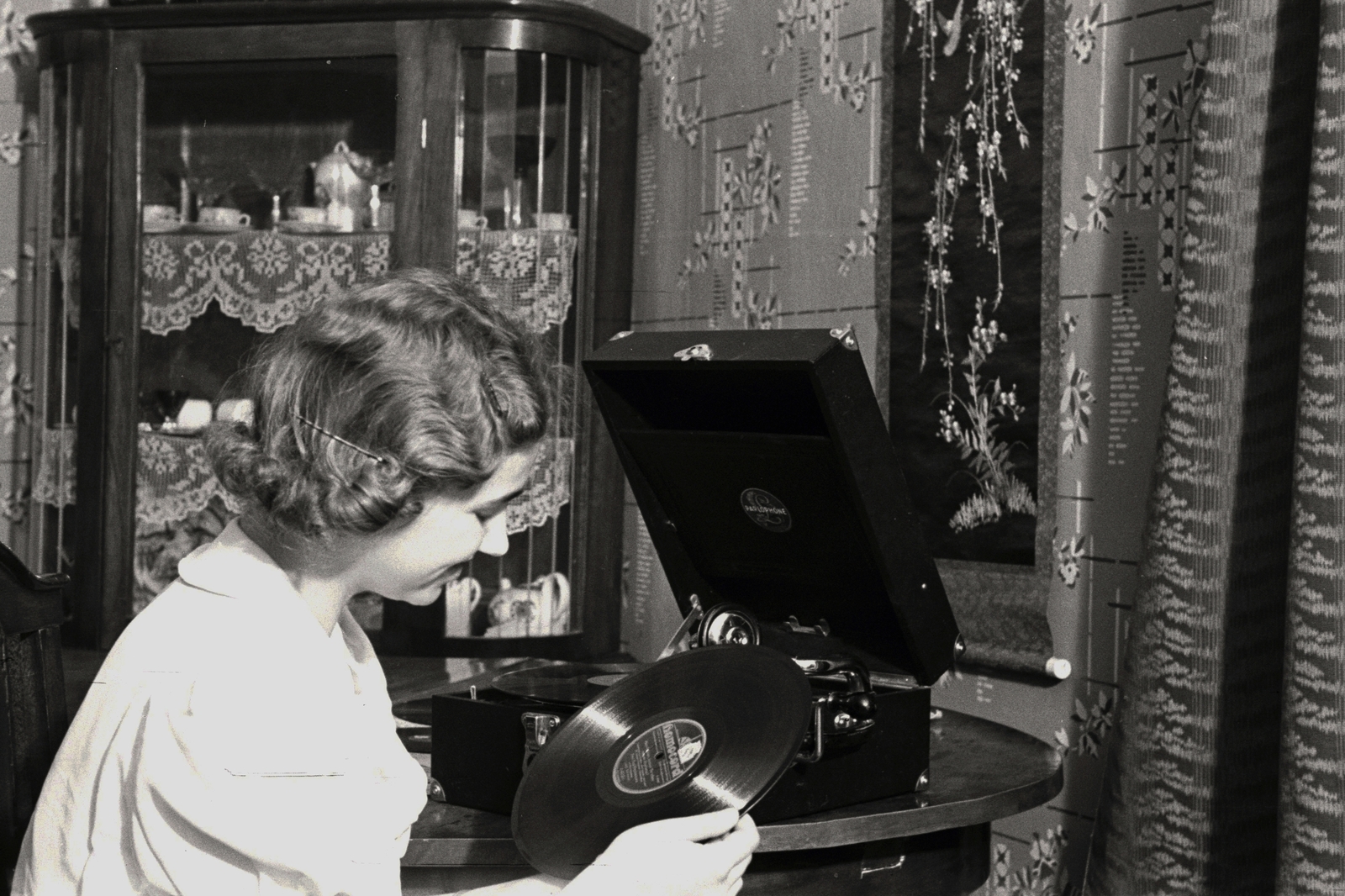 1936, Chuckyeager tumblr, enteriőr, tapéta, hanglemez, vitrin, Fortepan #142852