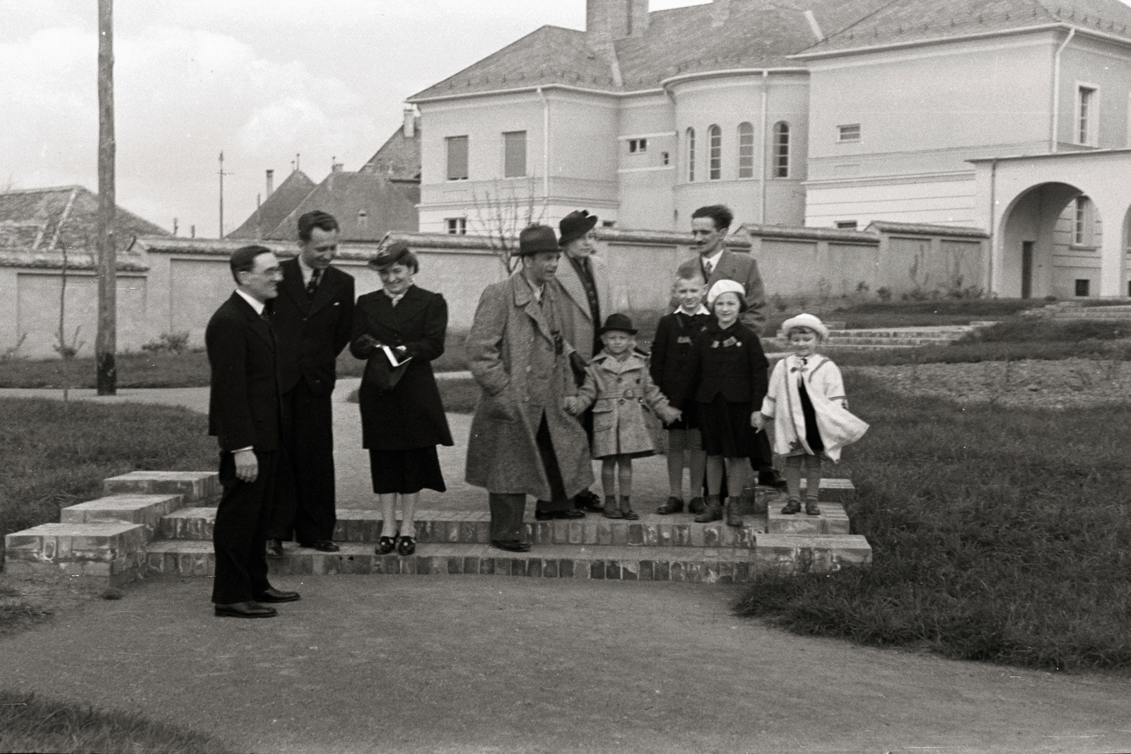 Magyarország, Szentes, az Erzsébet téri Szent Anna-templom kertje, háttérben a plébánia épülete., 1936, Chuckyeager tumblr, Fortepan #142867