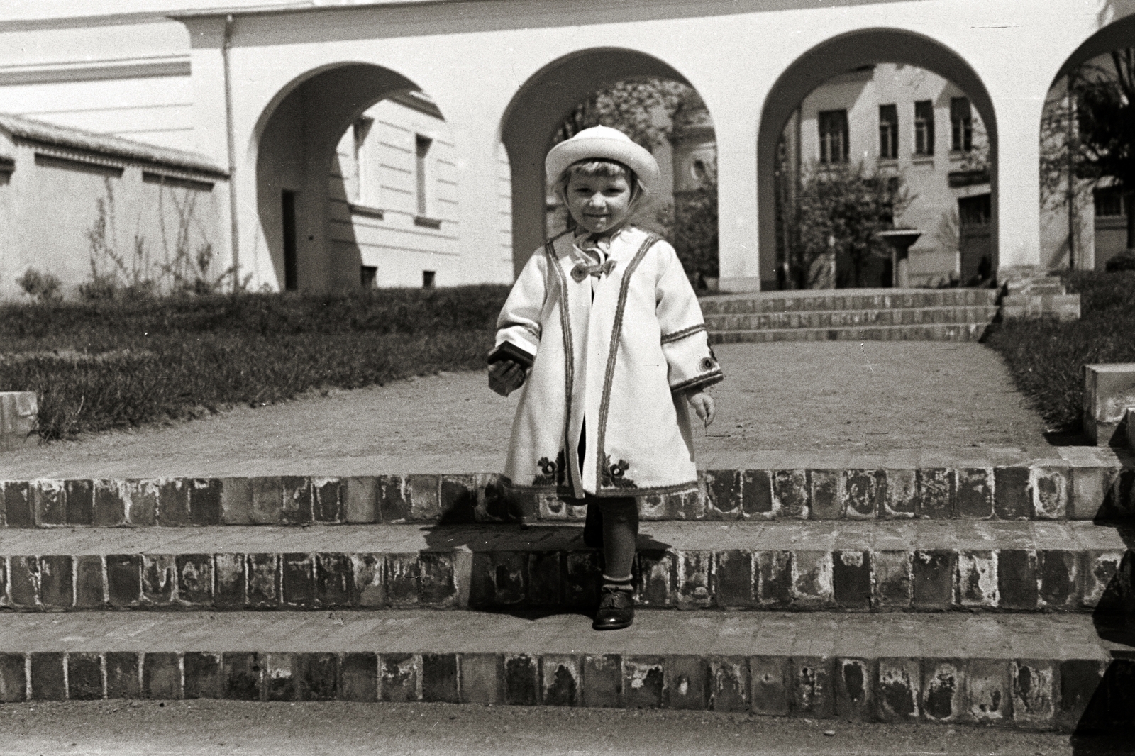 Magyarország, Szentes, a Szent Anna- templom és a plébánia közötti kert az Erzsébet tér irányába nézve., 1936, Chuckyeager tumblr, szűr, Fortepan #142868