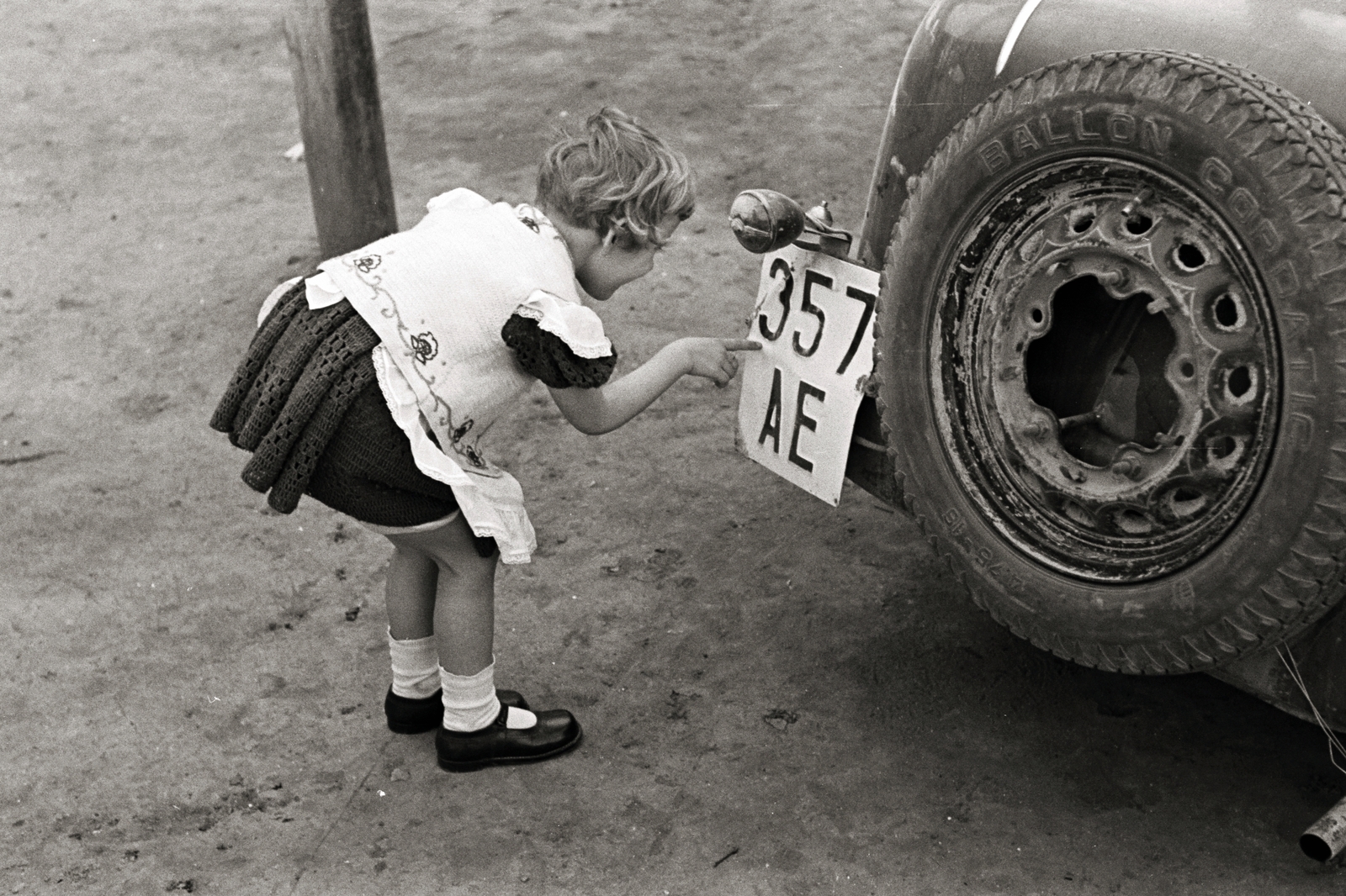 Hungary, Szentes, 1936, Chuckyeager tumblr, girl, number plate, spare wheel, girls'n'cars, point a finger, Fortepan #142880