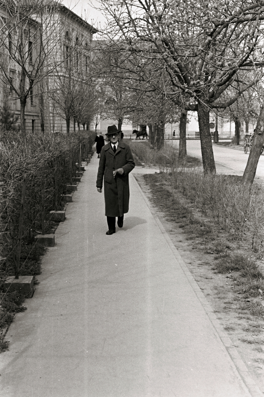 Hungary, Szentes, Szent Imre herceg utca az Erzsébet tér felé nézve, balra a Horváth Mihály Gimnázium., 1936, Chuckyeager tumblr, Fortepan #142881