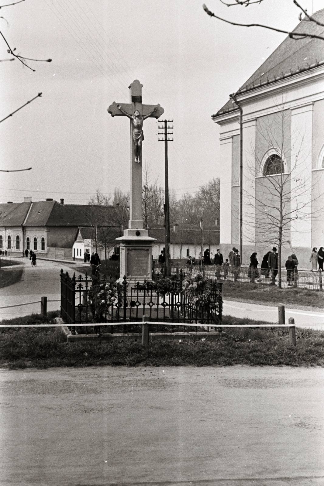 Hungary, Szentes, Erzsébet tér a Szent Anna utca felé nézve, jobbra a Szent Anna-templom., 1936, Chuckyeager tumblr, church, crucifix, Fortepan #142882