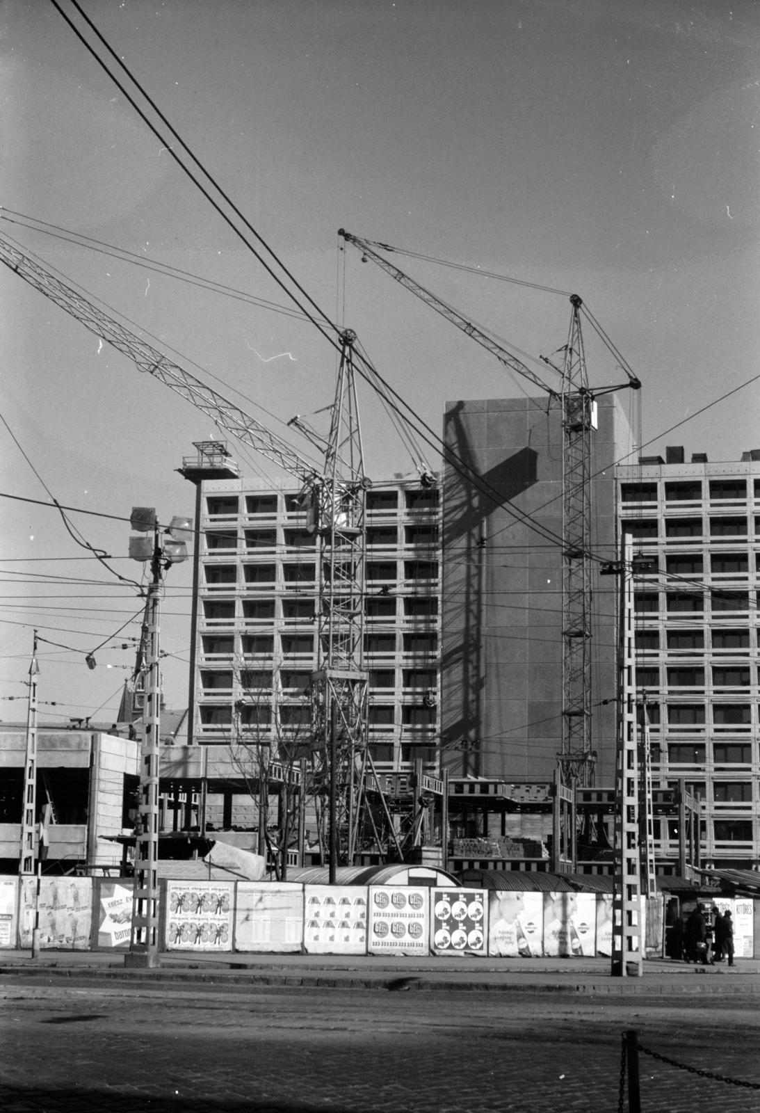 Hungary, Budapest XIII., Váci út - Dózsa György út sarok, a Volga szálló építése., 1971, Chuckyeager tumblr, Budapest, Fortepan #142889