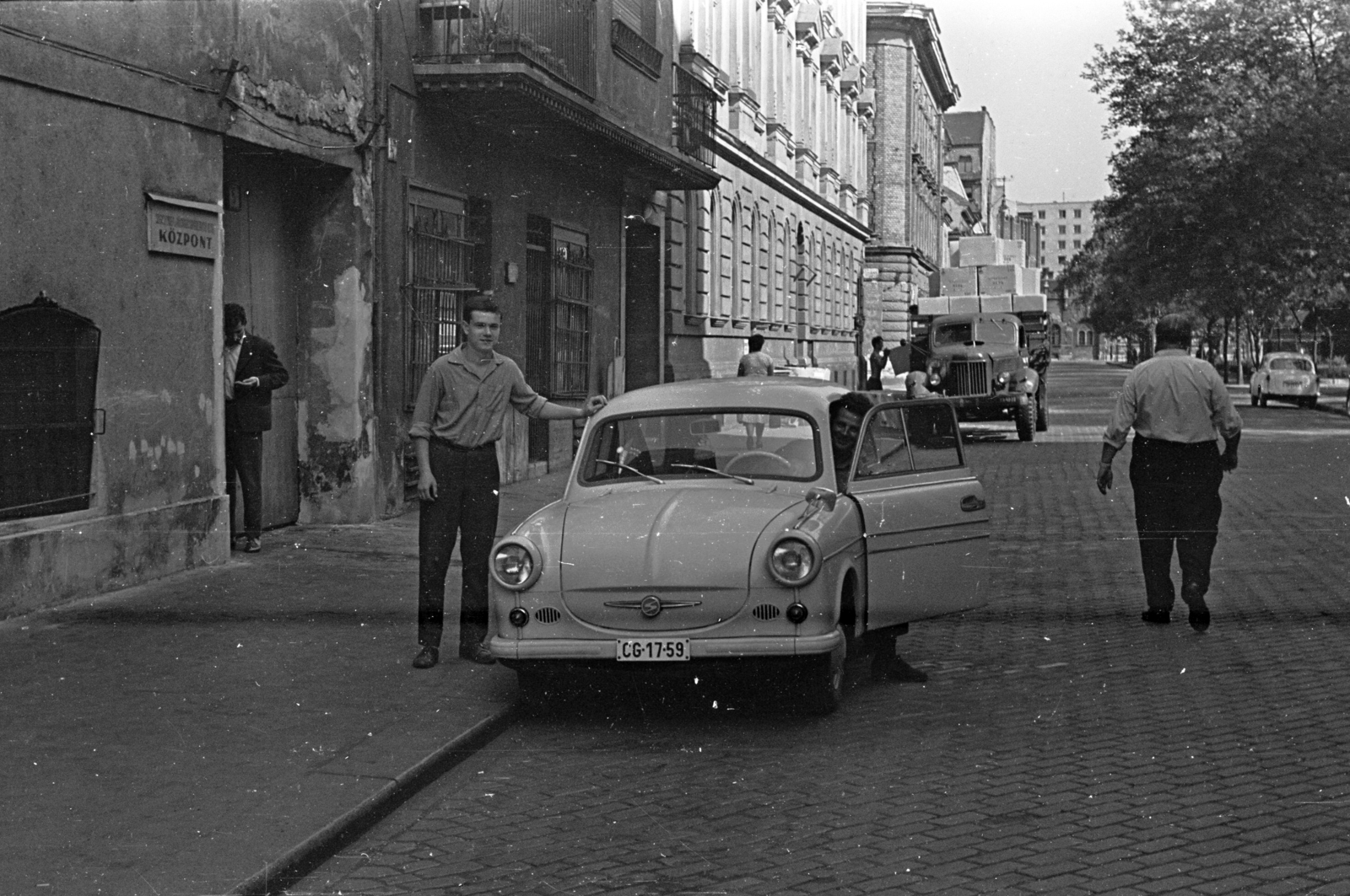 Magyarország, Budapest VII., a felvétel a Rózsa (Rózsa Ferenc) utca 5., a Szerszámgépjavító Ktsz. előtt a Dohány utca felé nézve készült., 1962, Chuckyeager tumblr, rendszám, Trabant 600, Budapest, Fortepan #142899