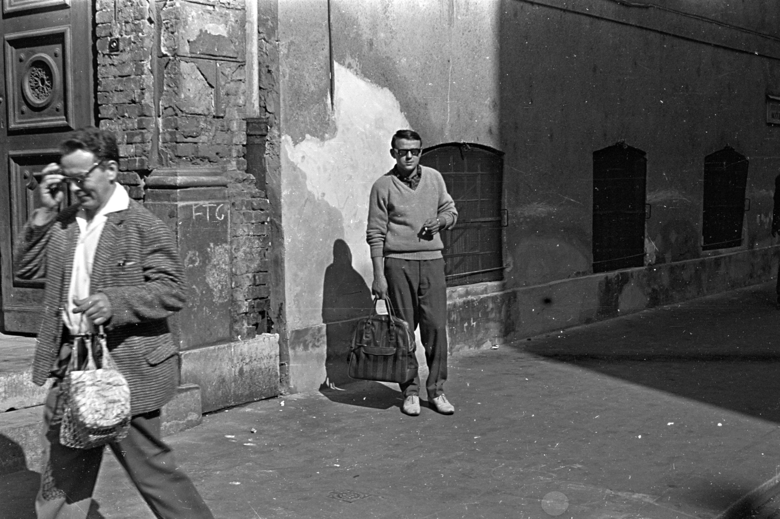 Hungary, Budapest VII., a felvétel a Rózsa (Rózsa Ferenc) utca 5., a Szerszámgépjavító Ktsz. előtt a Dohány utca felé nézve készült., 1962, Chuckyeager tumblr, cigarette, smoking, street view, shades, string bag, Budapest, fashion, Fortepan #142900