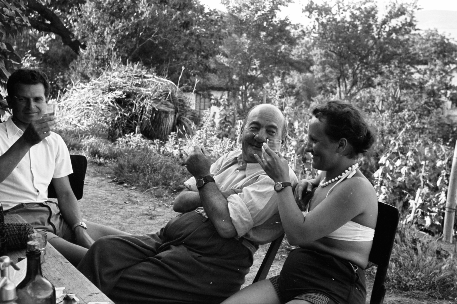 Hungary,Lake Balaton, Badacsonytomaj, a felvétel egy Római úti ház kertjében készült., 1954, Chuckyeager tumblr, yard, smile, drinking, grape, companionship, garden furniture, soda water bottle, Fortepan #142929