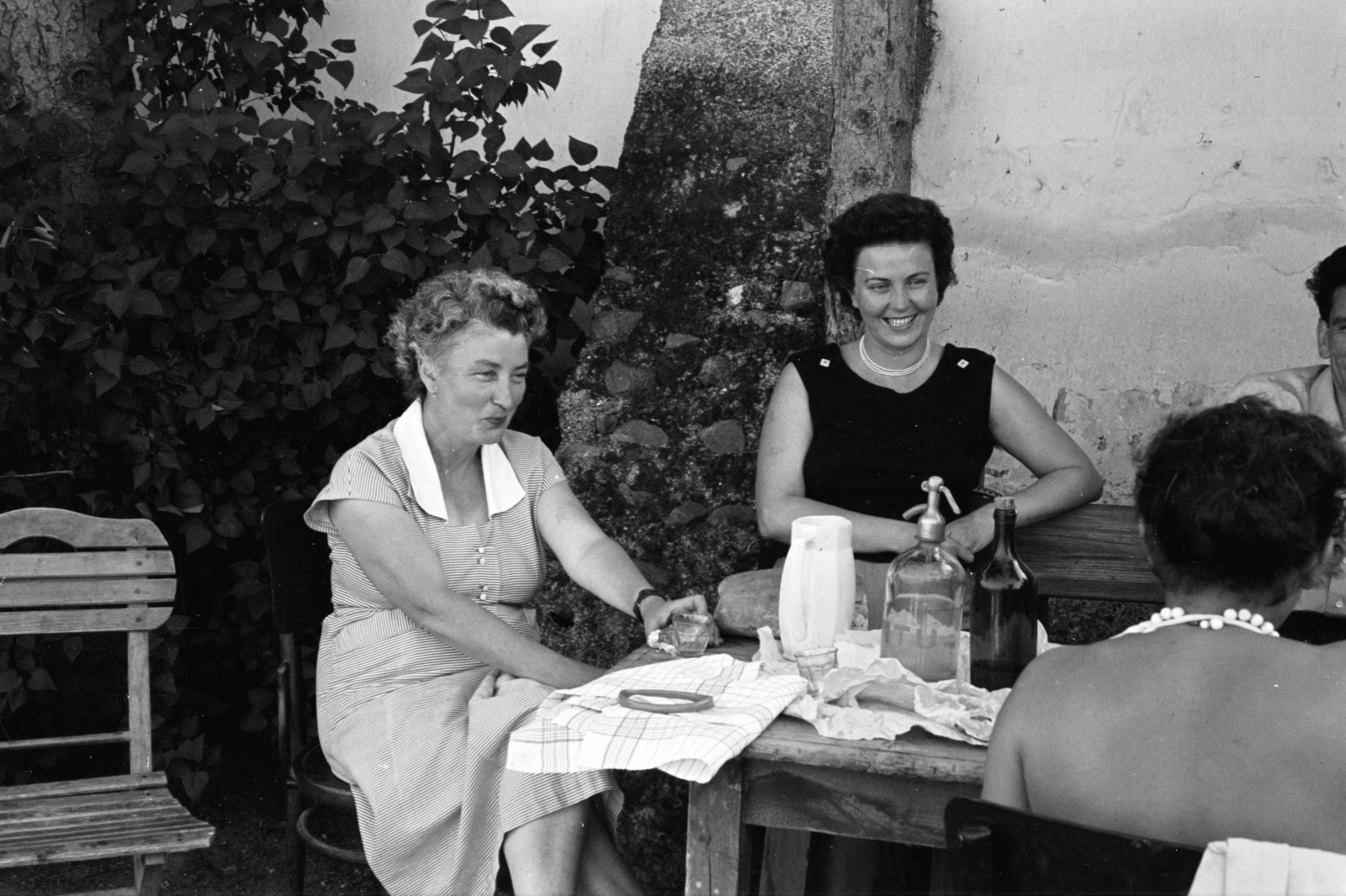 Hungary,Lake Balaton, Badacsonytomaj, a felvétel egy Római úti ház kertjében készült., 1954, Chuckyeager tumblr, yard, smile, drinking, companionship, garden furniture, soda water bottle, jug, Fortepan #142932