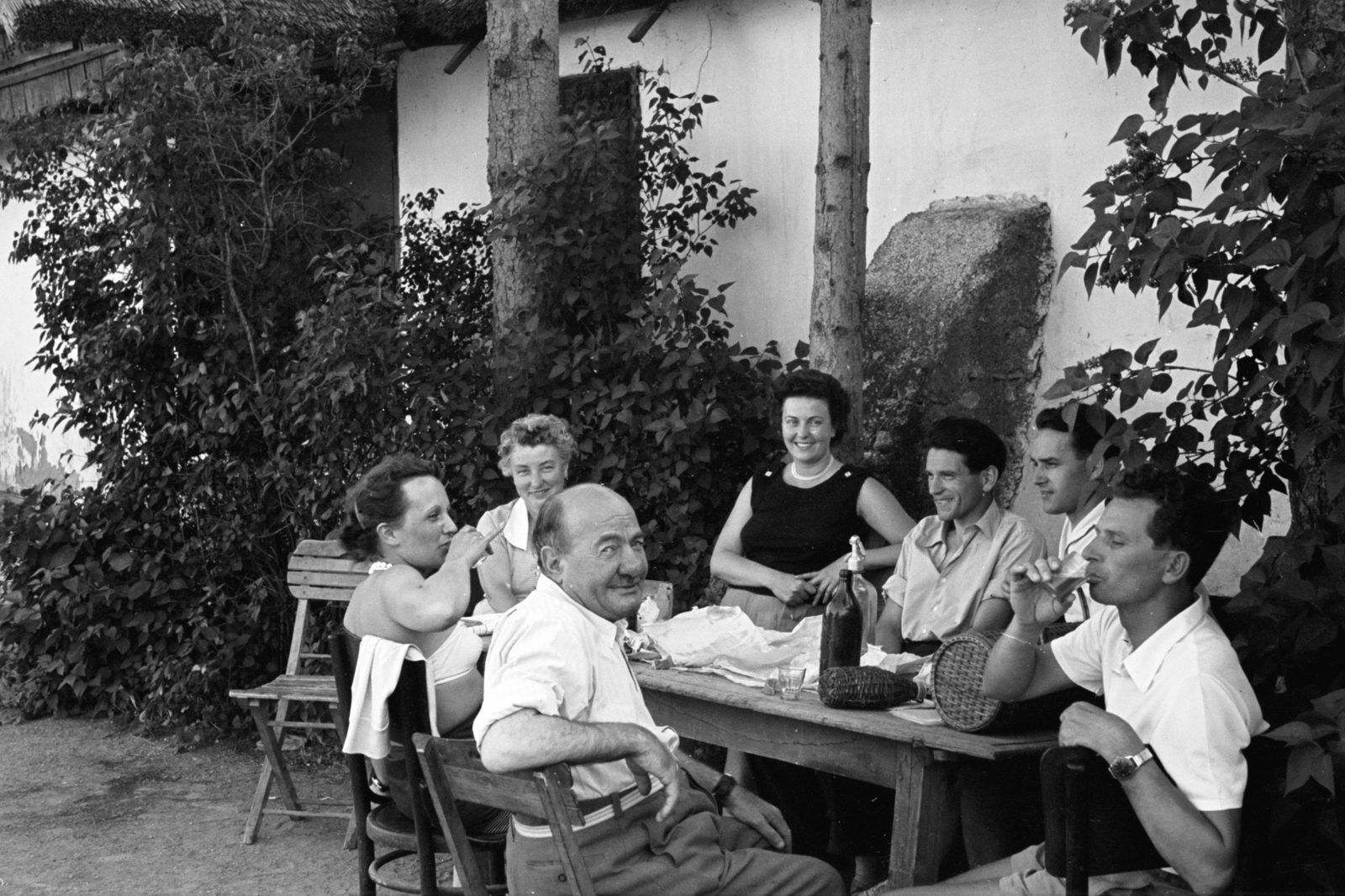 Hungary,Lake Balaton, Badacsonytomaj, a felvétel egy Római úti ház kertjében készült., 1954, Chuckyeager tumblr, yard, drinking, handbag, companionship, garden furniture, soda water bottle, Fortepan #142933