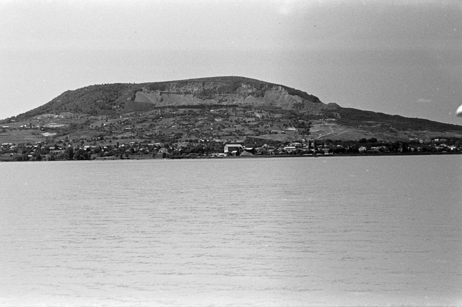 Hungary,Lake Balaton, Badacsonytomaj, a hegy badacsonytomaji oldala a kőfejtővel. Lenn a part mellett a község, jobbra a Szent Imre-templom tornyai., 1954, Chuckyeager tumblr, lake, mountain, Fortepan #142938
