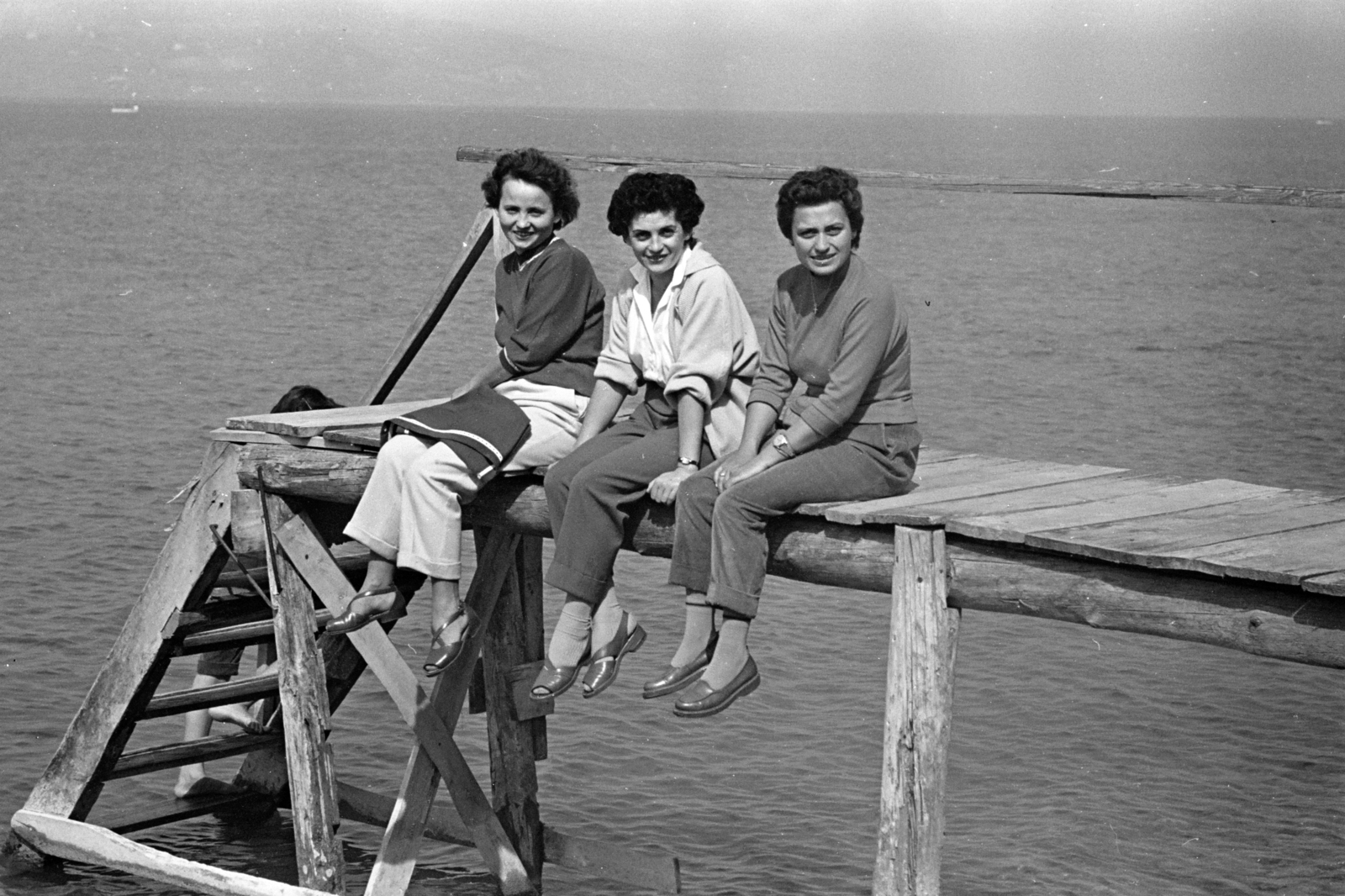 1954, Chuckyeager tumblr, women, pier, Fortepan #142949