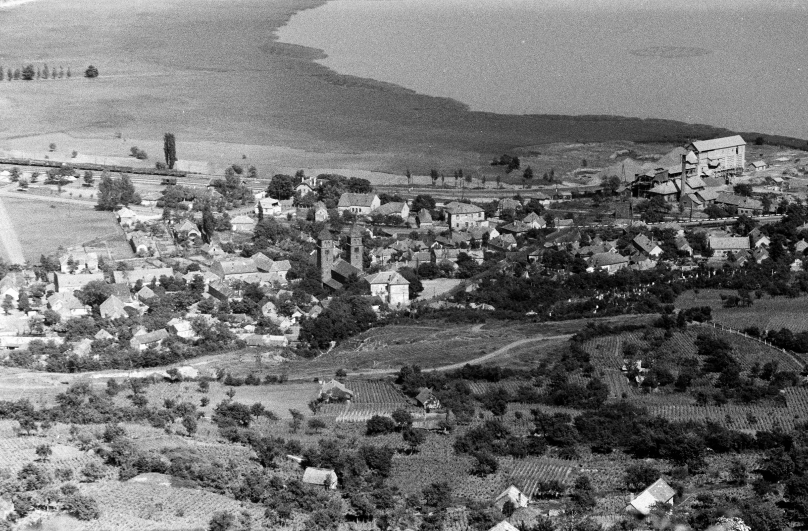Hungary,Lake Balaton, Badacsonytomaj a Badacsonyról nézve, középen a Szent Imre-templom., 1954, Chuckyeager tumblr, bird's eye view, Fortepan #142956