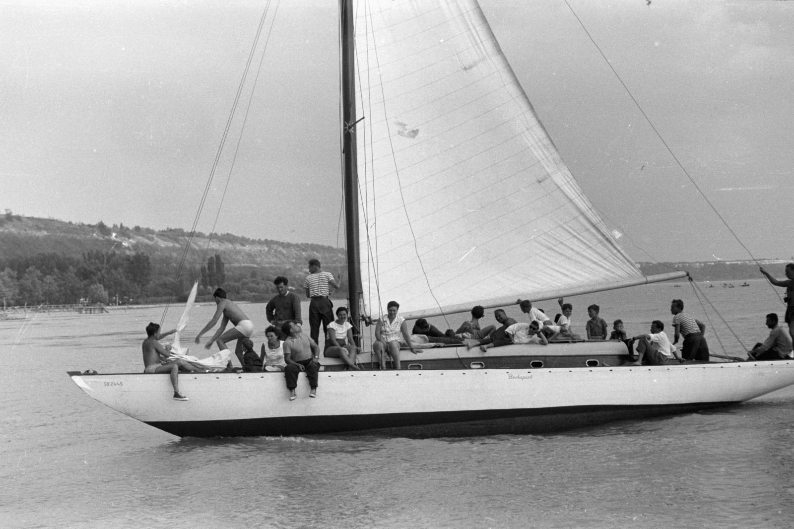 Magyarország, Balatonkenese, a Honvéd üdülő Budapest nevű 50-es cirkálója., 1954, Chuckyeager tumblr, vitorláshajó, Fortepan #142972