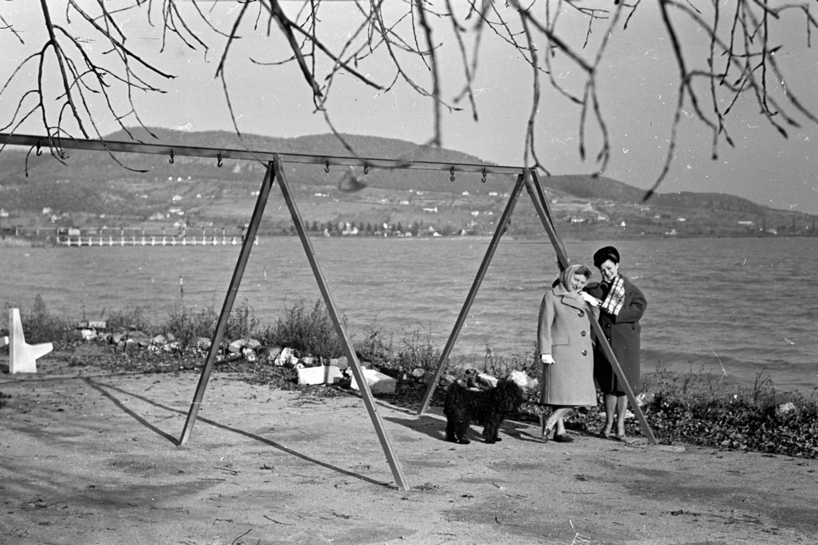 Hungary,Lake Balaton, Badacsonytomaj, Balaton-part, balra a tóba benyúló kőrakodó., 1959, Chuckyeager tumblr, women, coat, dog, swing, Fortepan #142973