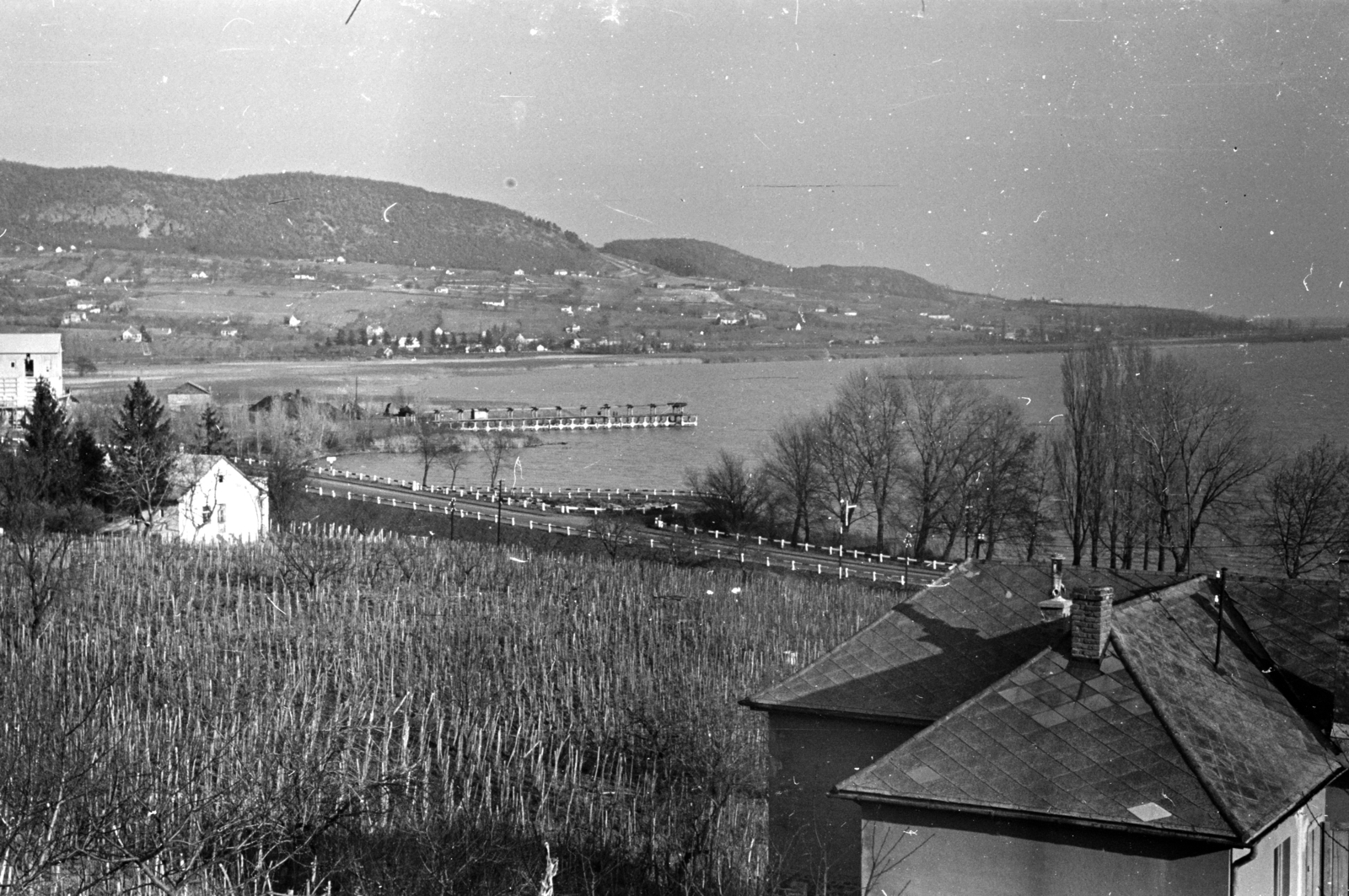 Hungary,Lake Balaton, Badacsonytomaj, középen a tóba benyúló kőrakodó., 1959, Chuckyeager tumblr, hillside, shore, roof, Fortepan #142976