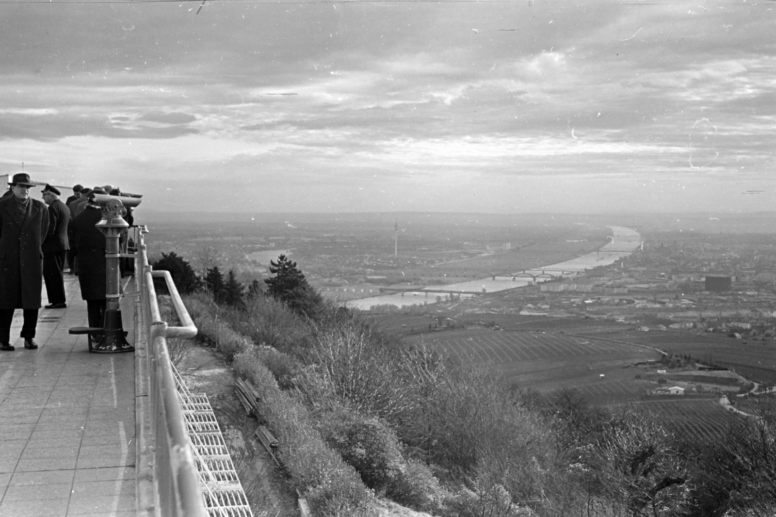 Austria, Vienna, Kahlenberg, kilátóterasz. Balra az öreg Duna, az UNO City, a Duna sziget, a hajózható Duna, jobbra a belváros., 1964, Chuckyeager tumblr, Fortepan #142982