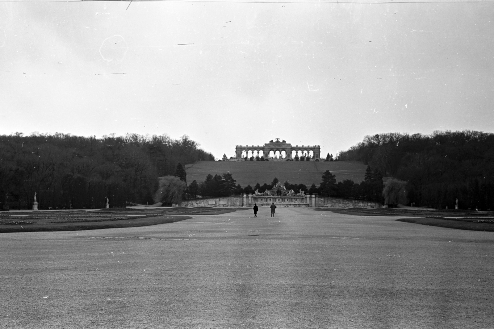 Austria, Vienna, a Schönbrunni kastély parkja, háttérben a Gloriette., 1964, Chuckyeager tumblr, gloriette, Johann Ferdinand Hetzendorf von Hohenberg-design, Fortepan #142983