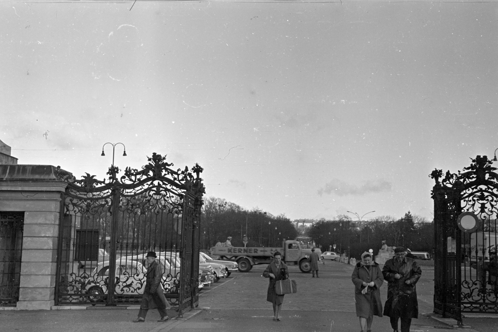 Austria, Vienna, Schönbrunni-kastély, a Főkapu (Haupttor)-n kitekintve szemben a Schlossalle., 1964, Chuckyeager tumblr, Fortepan #142984