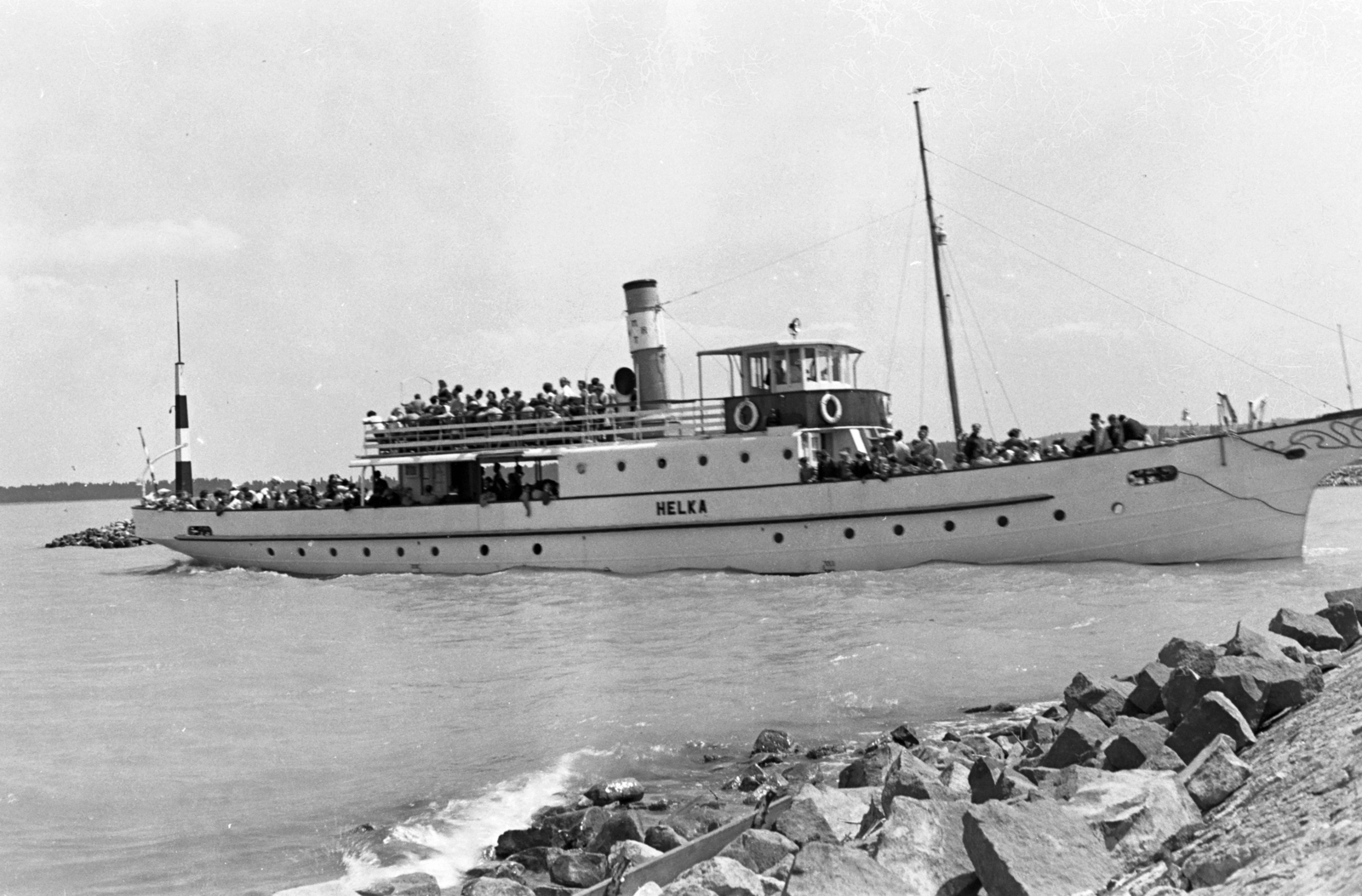 Hungary, Balatonföldvár, a Helka személyhajó hátramanetben elhagyja a kikötőt (hátrázik)., 1961, Chuckyeager tumblr, Helka ship, Fortepan #142986