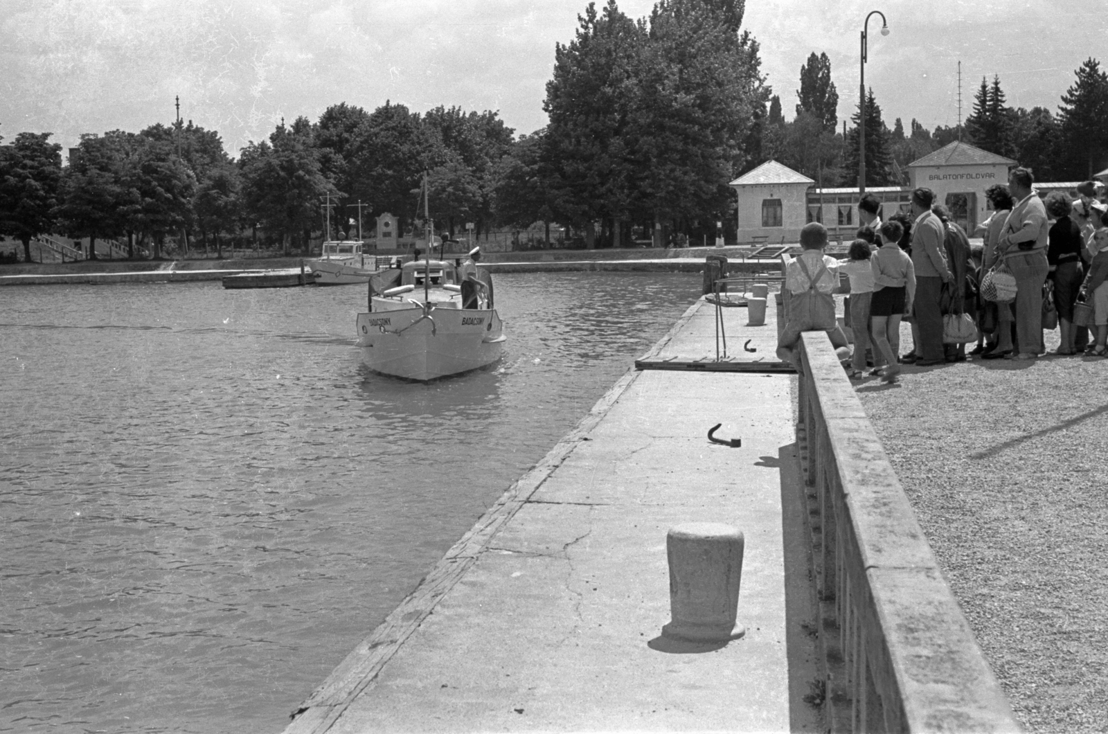 Hungary, Balatonföldvár, kikötő, a Badacsony motoros vontató és személyszállító hajó a hajóállomásnál., 1961, Chuckyeager tumblr, Badacsony ship, Fortepan #142996