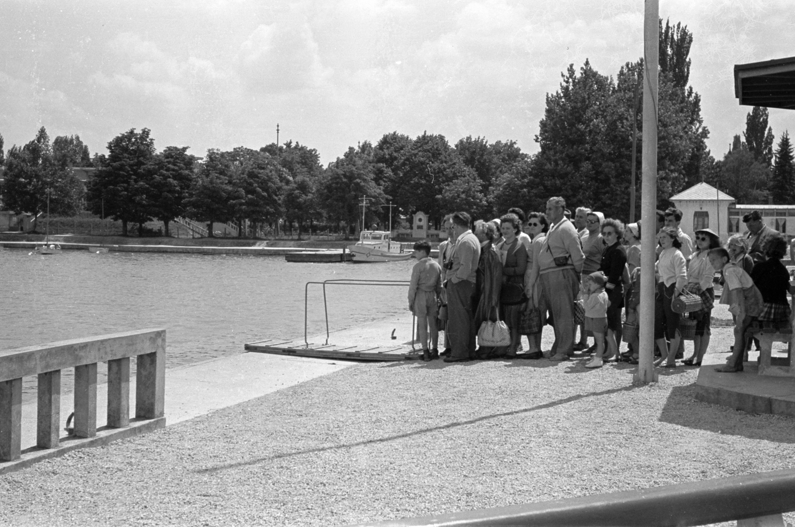 Magyarország, Balatonföldvár, kikötő, várakozók a hajóállomásnál., 1961, Chuckyeager tumblr, Fortepan #142998