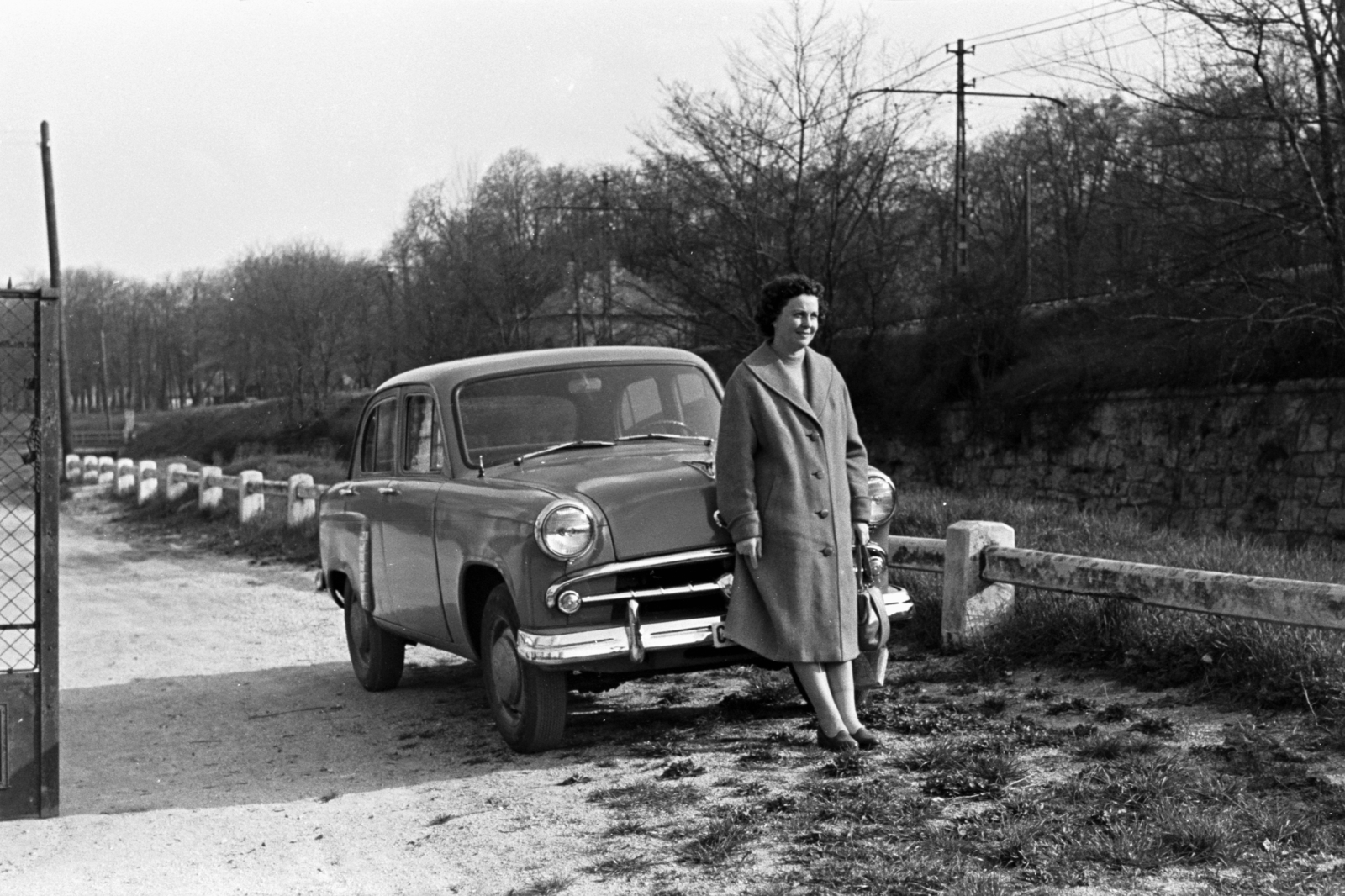 Hungary, Budapest II., Zuhatag sor a Ditró utcánál., 1957, Chuckyeager tumblr, Moskvitch-brand, Budapest, girls'n'cars, Fortepan #143019