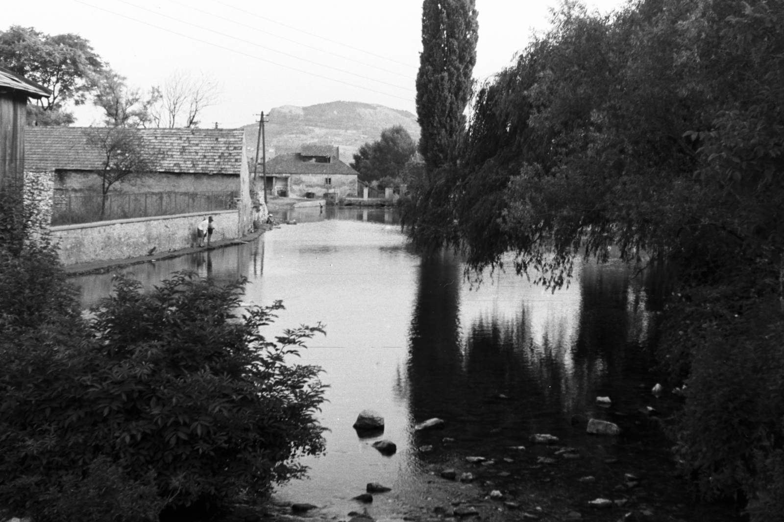Hungary, Tapolca, Kis-tó, szemben a Malom köz kőhídja, háttérben a Szent György-hegy., 1961, Chuckyeager tumblr, shore, Fortepan #143035