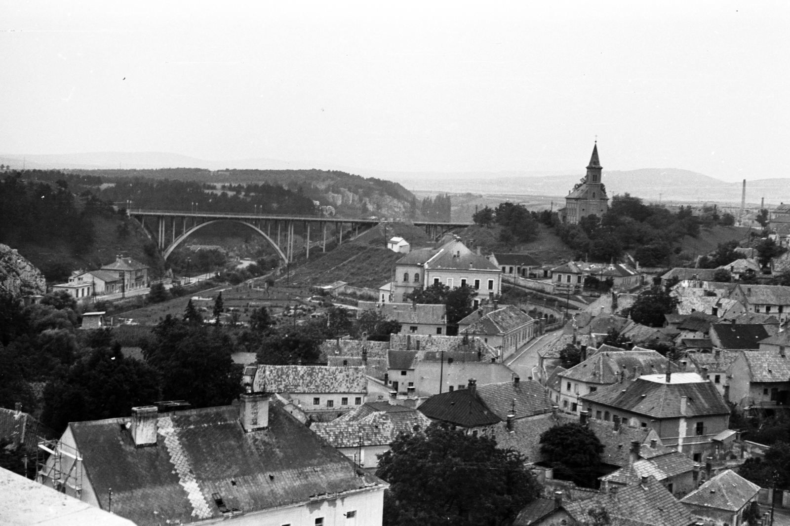 Magyarország, Veszprém, Várkilátó, kilátás a Szent István völgyhíd (Völgyhíd / Viadukt) és a Szent László-templom felé., 1963, Chuckyeager tumblr, híd, viadukt, Fortepan #143048