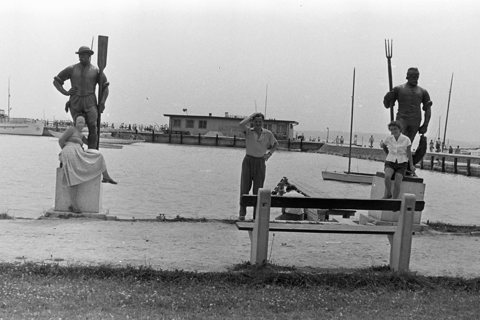 Hungary, Balatonfüred, kikötő, a Révész és a Halász szobra (Pásztor János)., 1963, Chuckyeager tumblr, Fortepan #143065