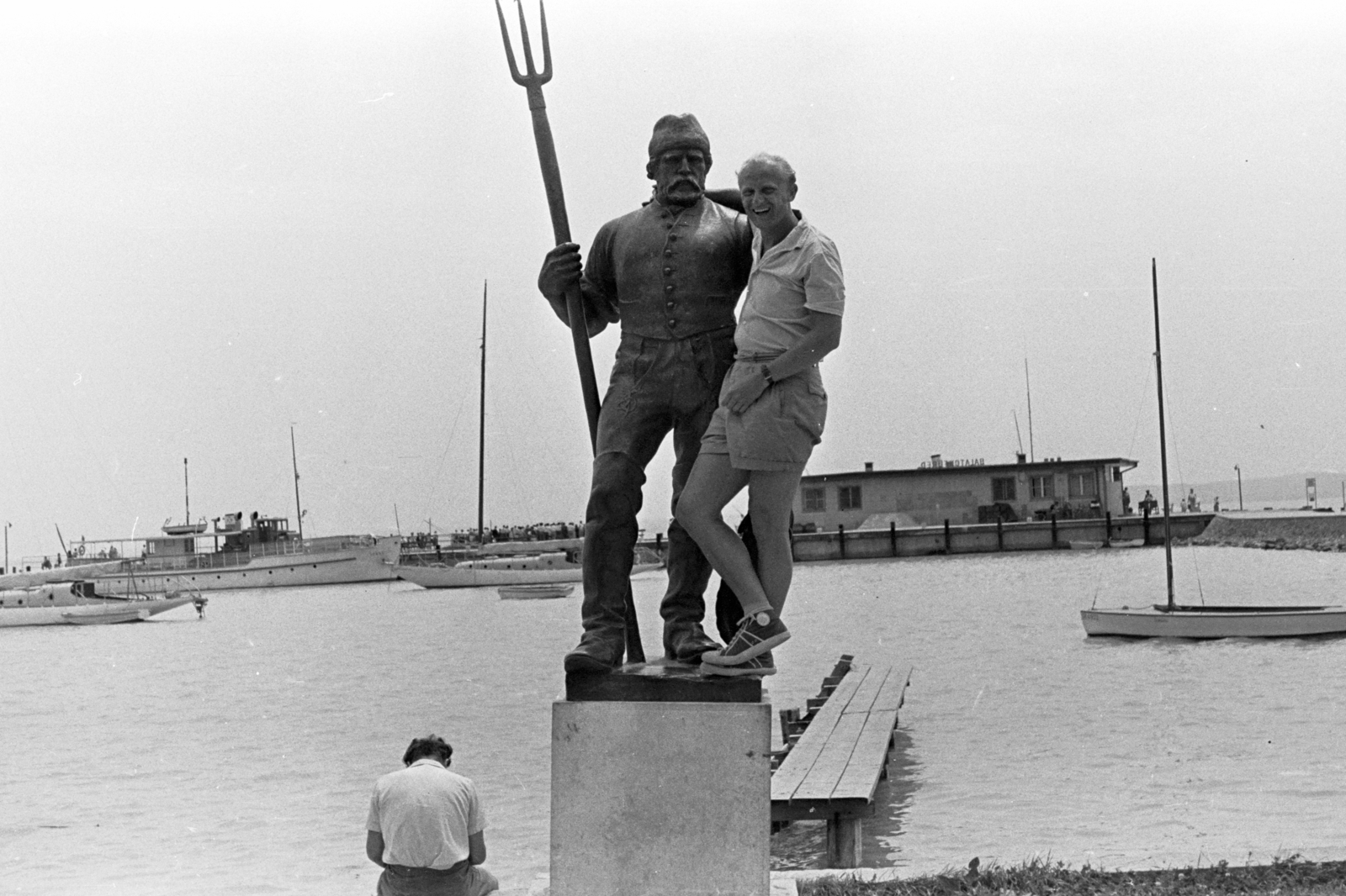 Hungary, Balatonfüred, kikötő, a Halász szobra (Pásztor János)., 1963, Chuckyeager tumblr, Fortepan #143066