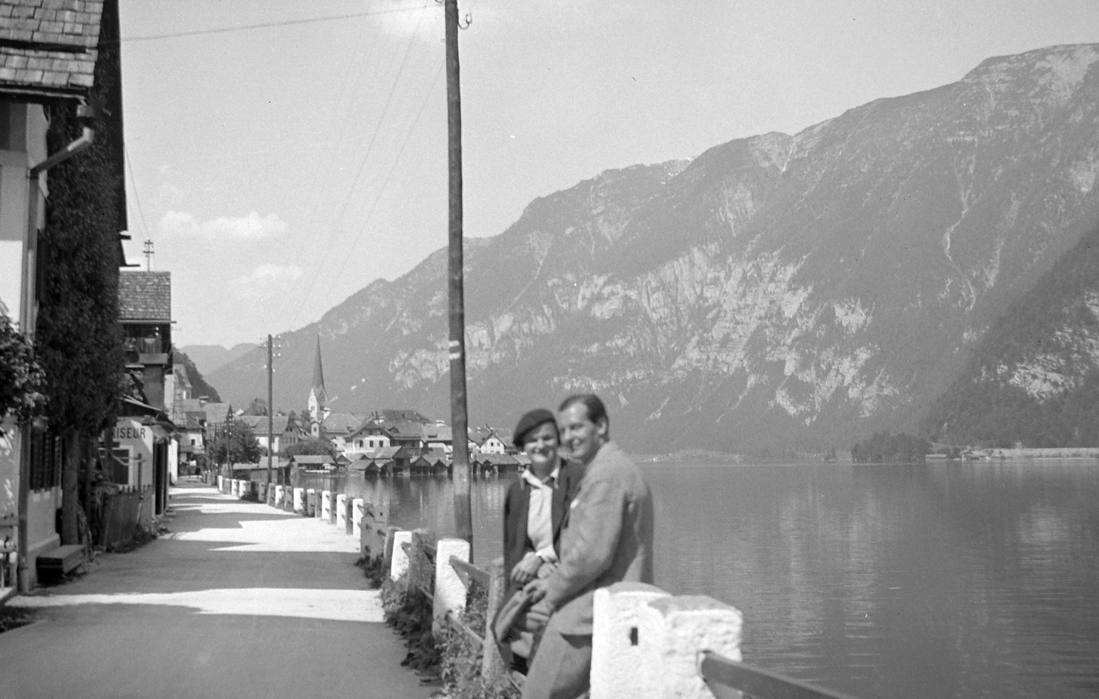Ausztria, Hallstatt, Seestrasse, a felvétel a Hallstätter See partján készült. Szemben az evangélikus templom látható., 1939, Csontos Péter, Fortepan #14309
