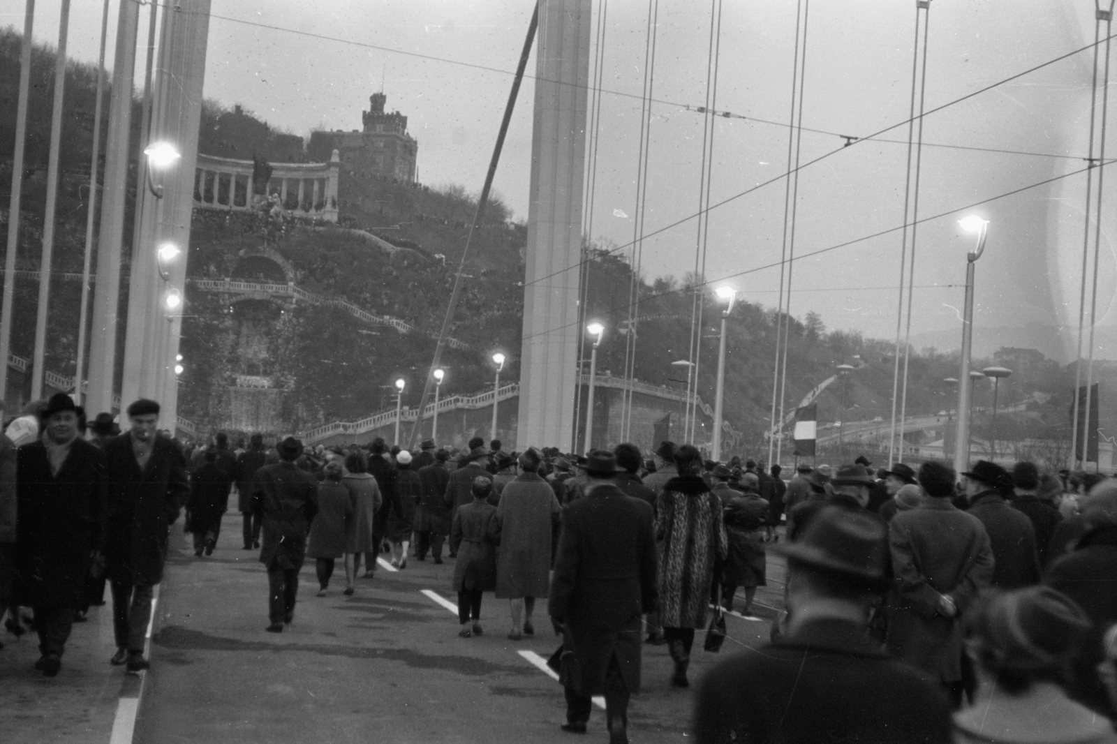 Hungary, Budapest I., Erzsébet híd a budai hídfő közelében, szemben a Szent Gellért emlékmű. A felvétel a híd avatásakor készült., 1964, Chuckyeager tumblr, Budapest, Fortepan #143091