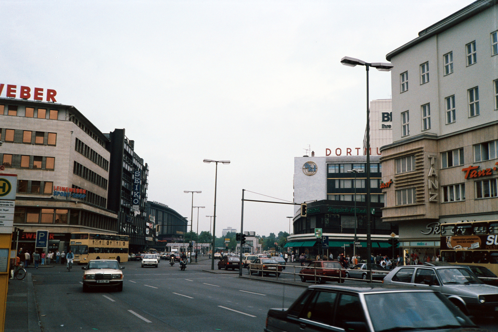 Germany, Berlin, Nyugat-Berlin, Joachimsthaler Strasse a Kantstrasse felé nézve, középen háttérben a Zoologischer Garten U-Bahn állomás., 1988, Chuckyeager tumblr, colorful, West Berlin, bicycle, Fortepan #143102