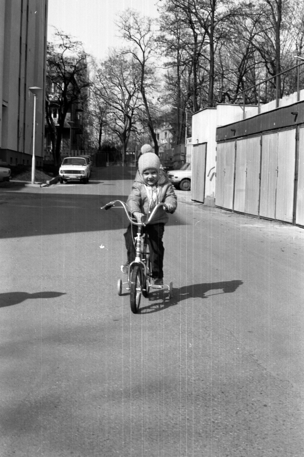 Hungary, Budapest II., a Pasaréti úti honvédségi házak garázssora a Riadó utca közelében., 1980, Chuckyeager tumblr, bicycle, Budapest, Fortepan #143104