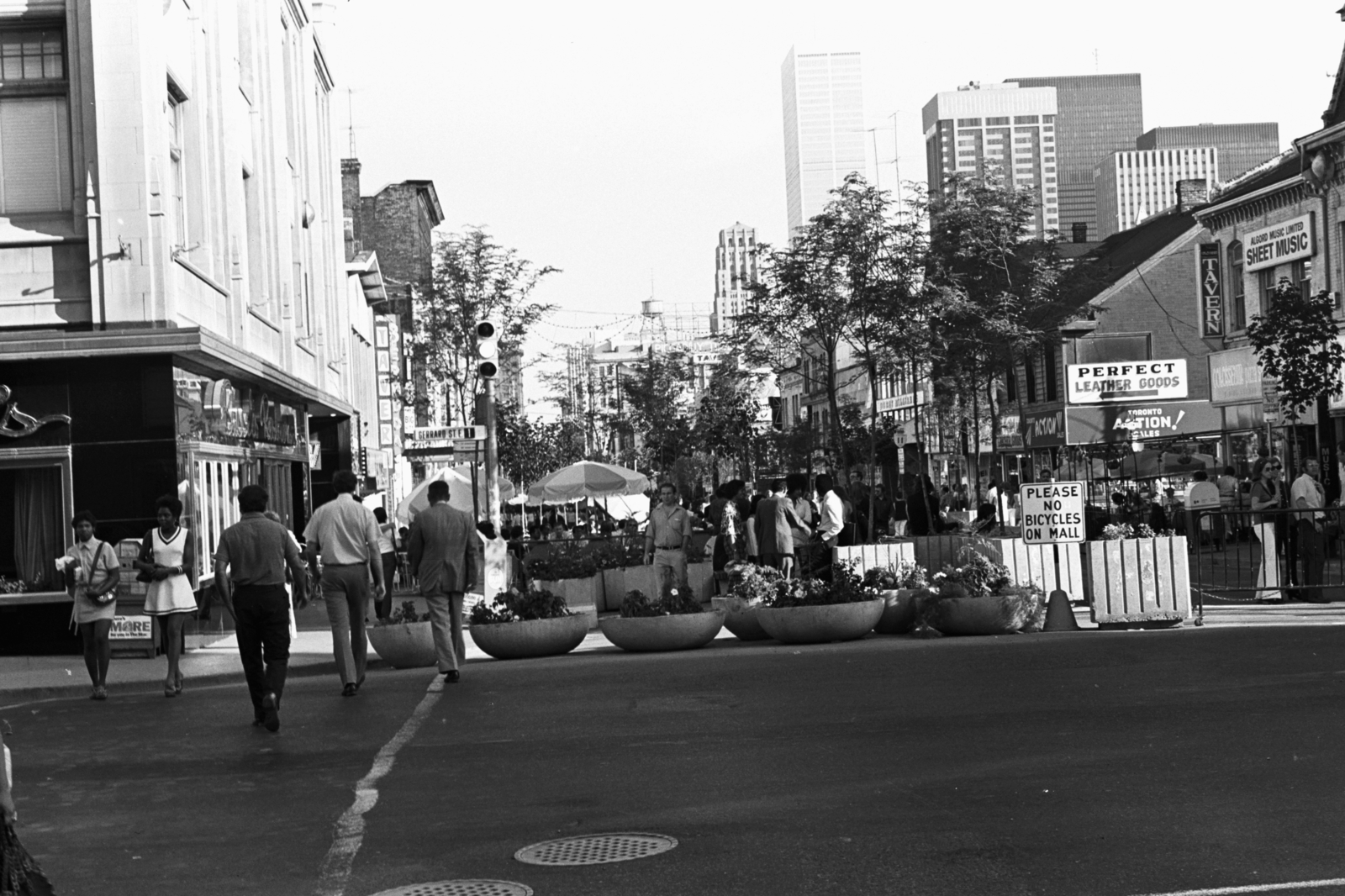 Canada, Toronto, Yonge Street, a Gerrard Street felől az Elm Street felé nézve., 1974, Chuckyeager tumblr, Fortepan #143121