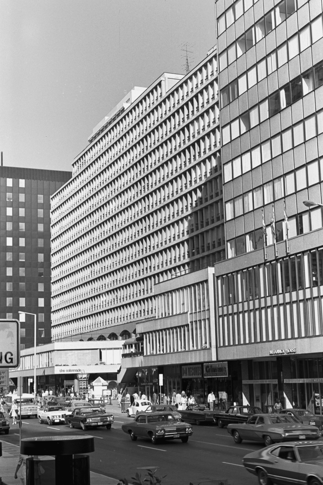 Canada, Toronto, Bloor Street, az Avenue Road felől a Saint Thomas Street torkolata felé nézve., 1974, Chuckyeager tumblr, Fortepan #143123