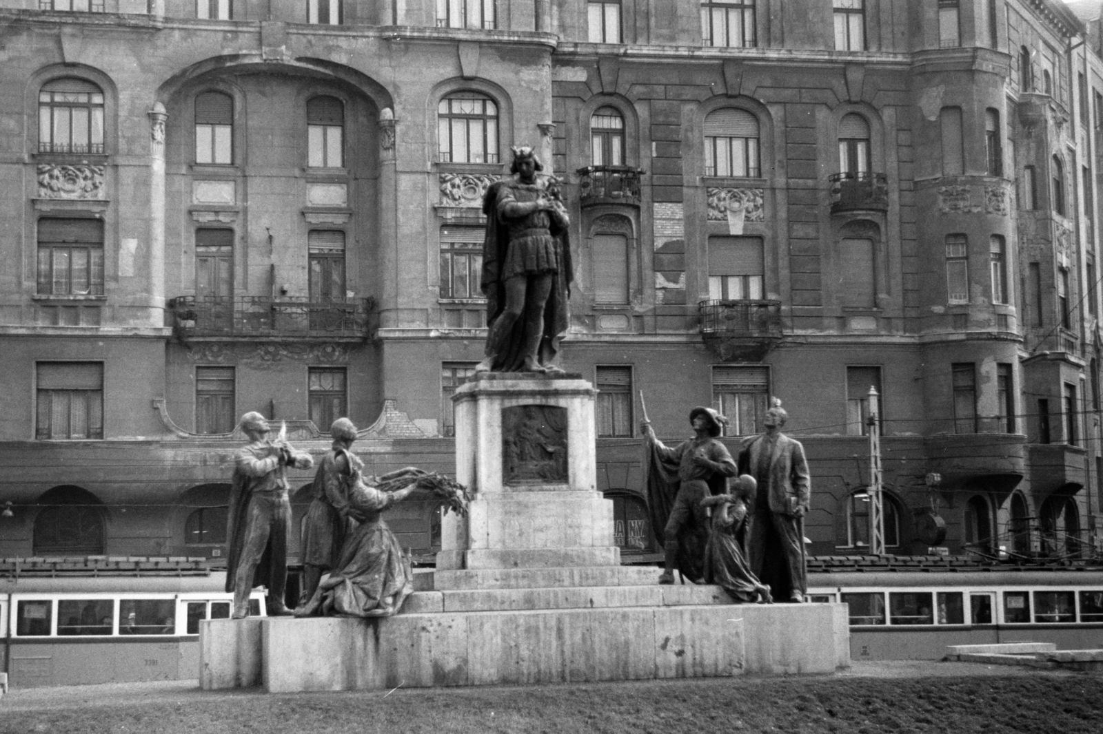 Magyarország, Budapest XI., Móricz Zsigmond körtér, Szent Imre szobor (Kisfaludi Strobl Zsigmond, 1930.)., 1973, Chuckyeager tumblr, Budapest, Fortepan #143151