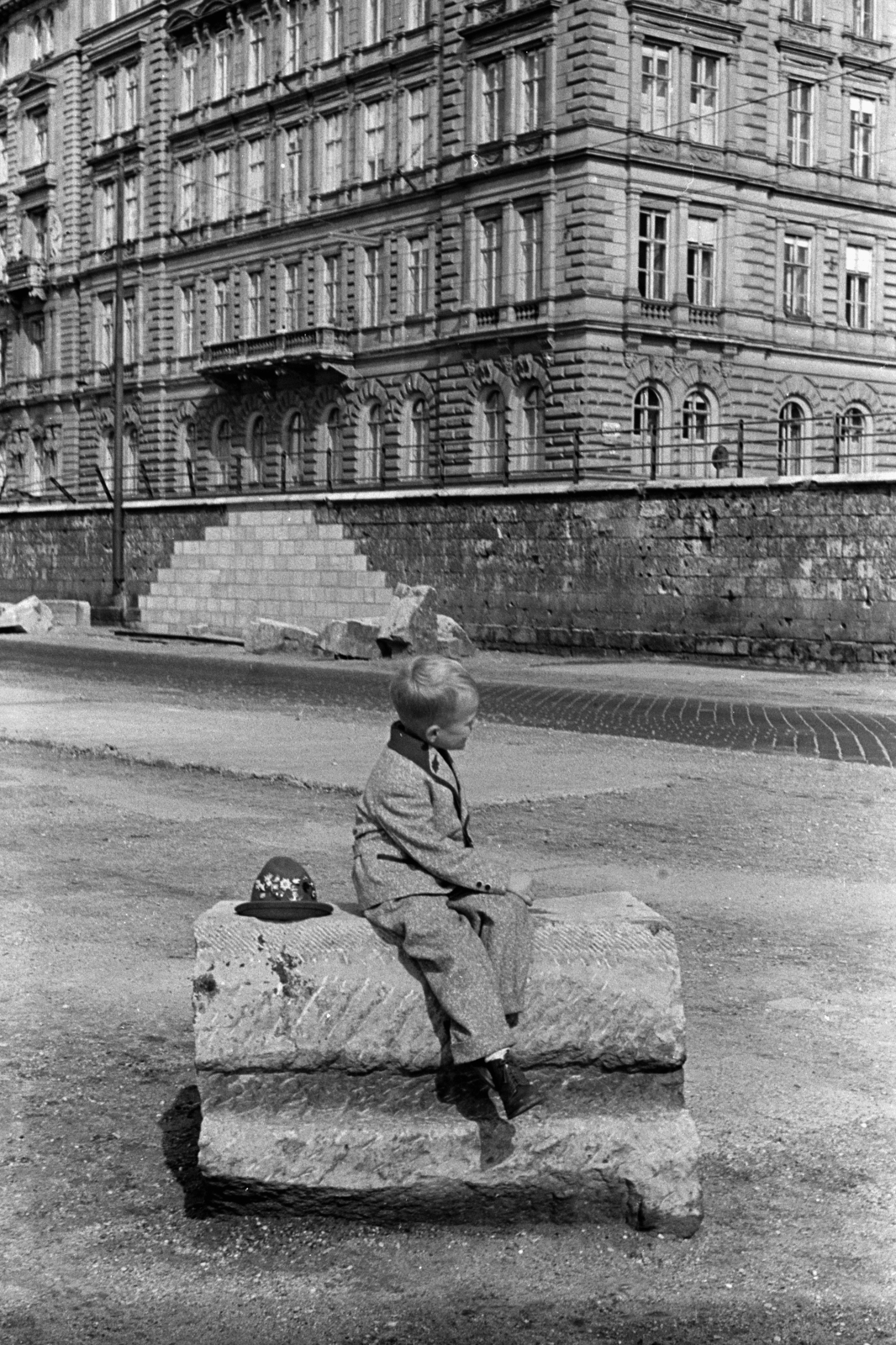 Hungary, Budapest V., pesti alsó rakpart, fenn a Széchenyi rakpart - Széchenyi utca sarkán álló ház., 1960, Chuckyeager tumblr, Budapest, kid, badge, hat, Fortepan #143152